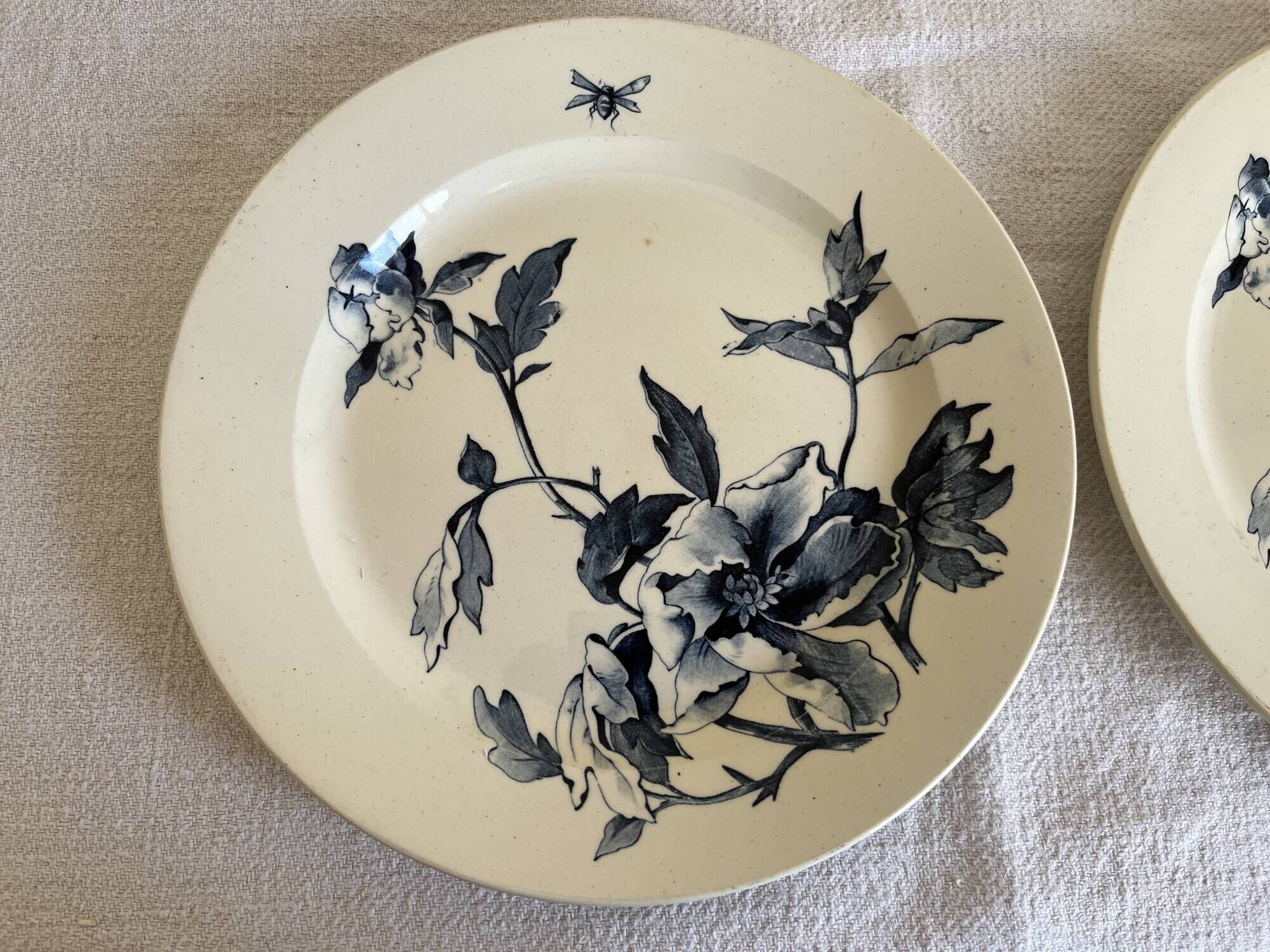 Pair of poppy dishes, Summer decoration, Gien earthenware from the 19th century.