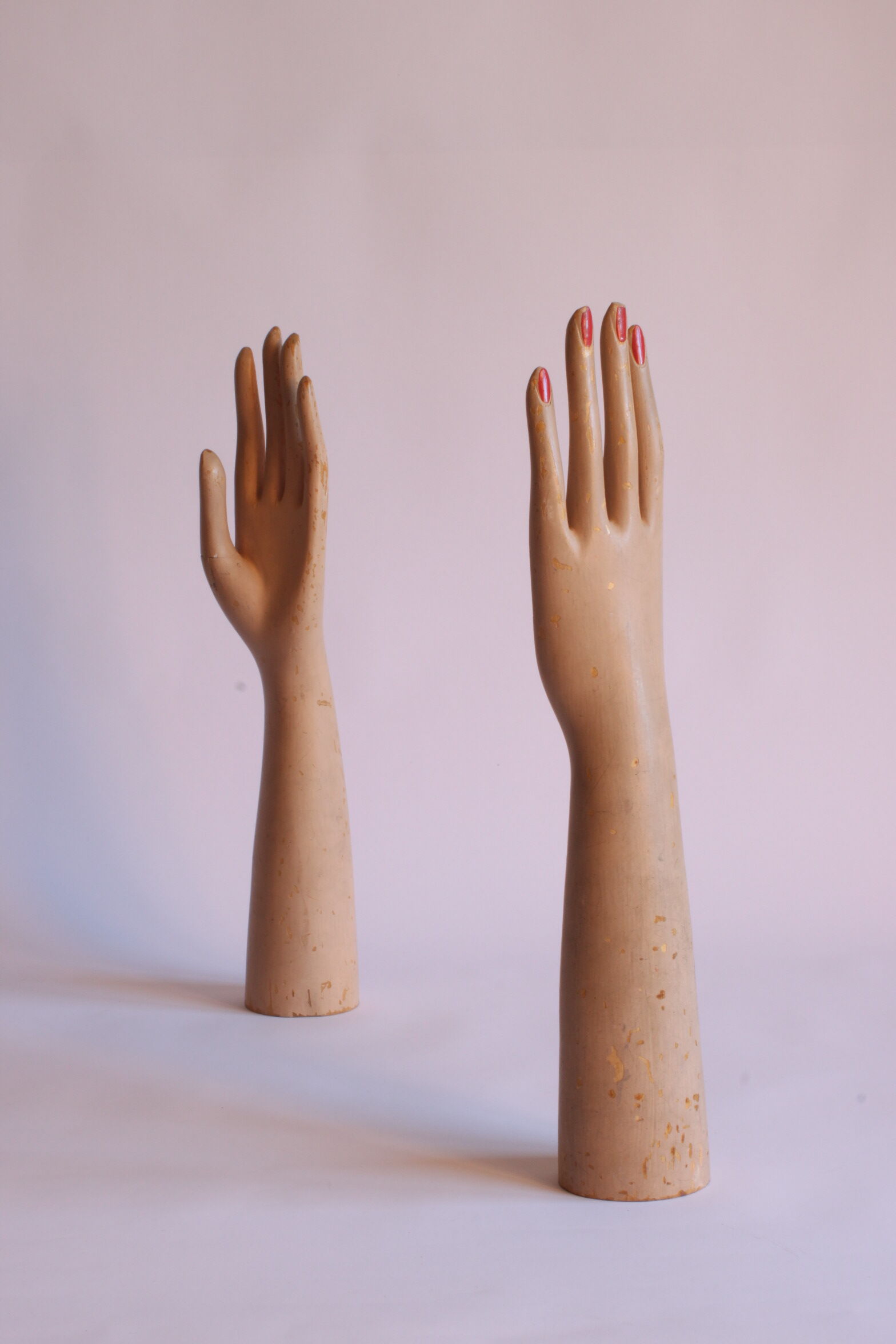Gants en bois présentoirs de mannequins, années 1930, ensemble de 2.