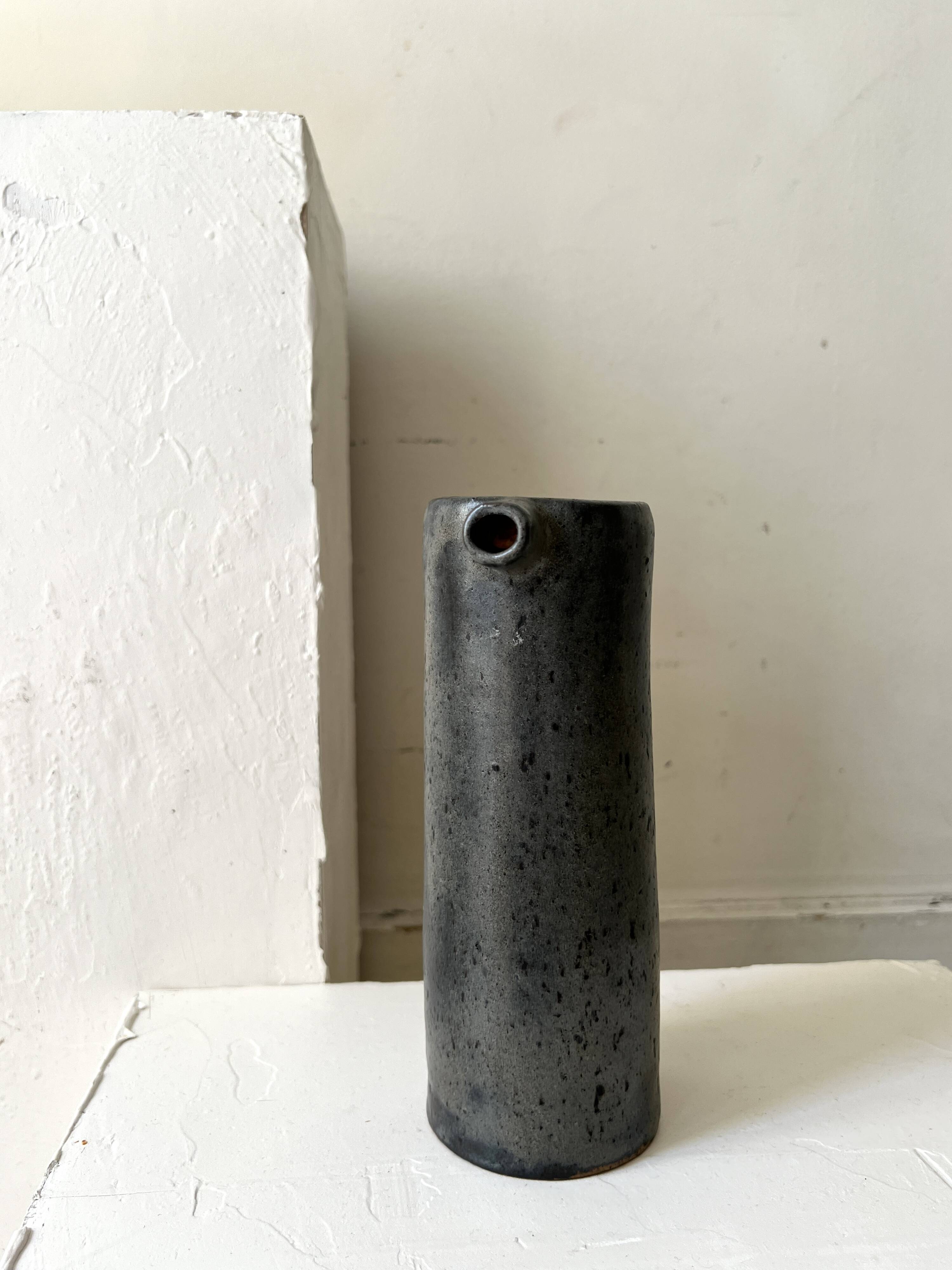 Vase / bouteille design en céramique émaillée noir bleu signé V. Goron