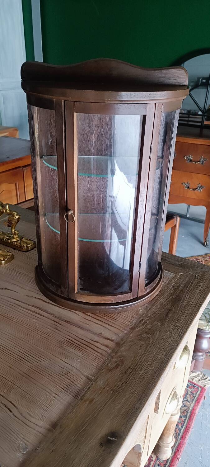 Rounded wall display case