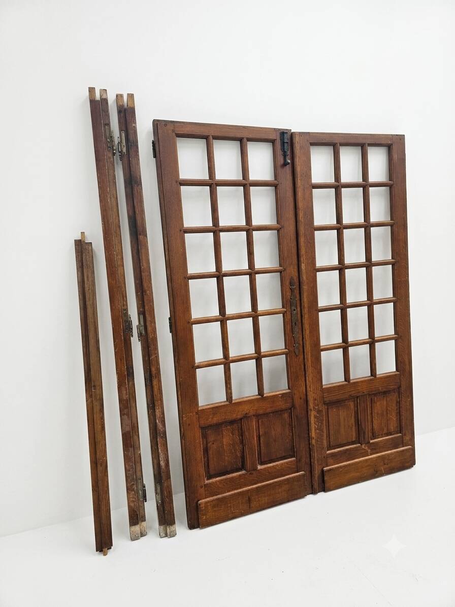 Paire de portes de séparation en chêne petits carreaux XXe