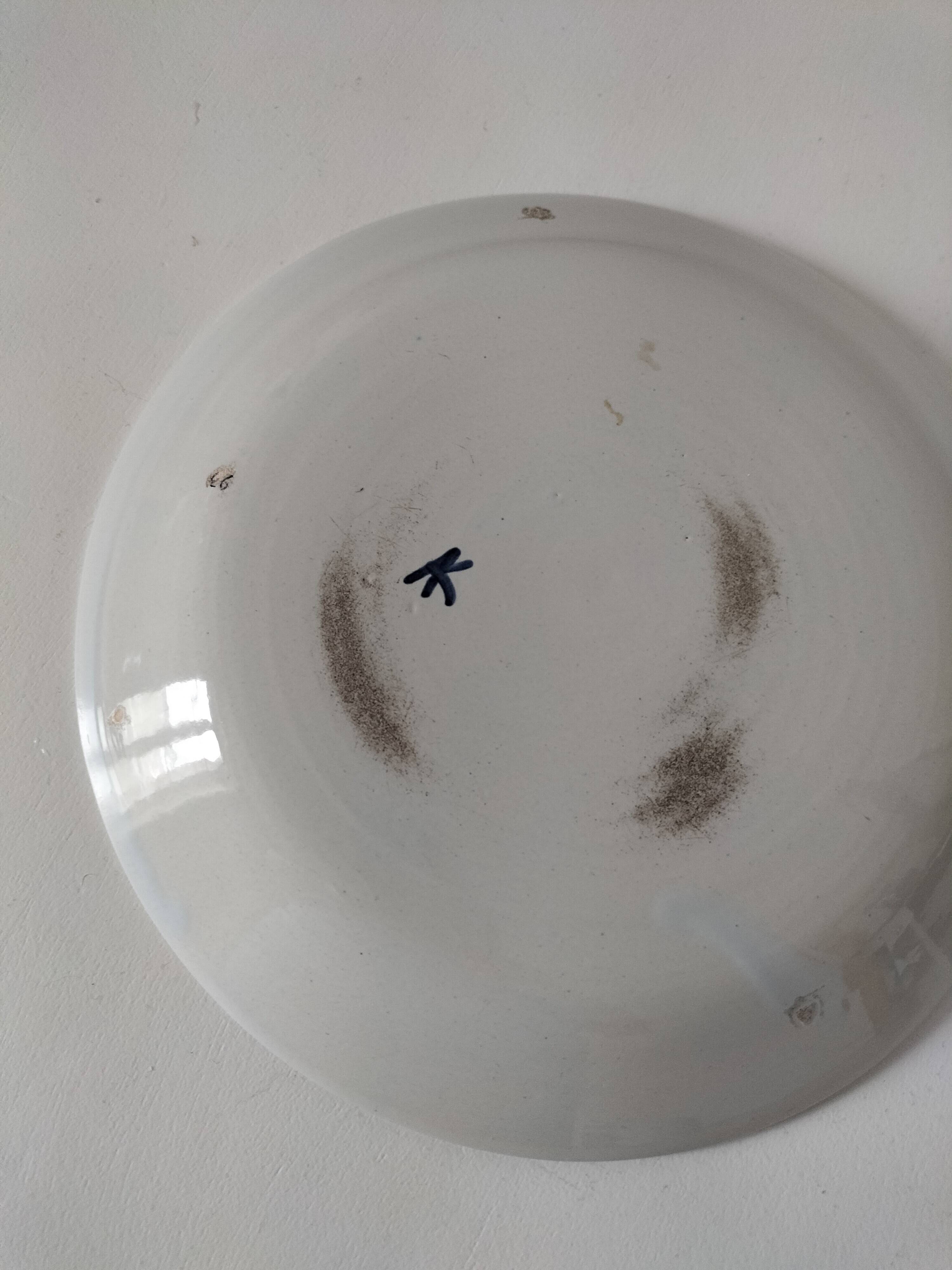 Assiette en faïence peinte à la main