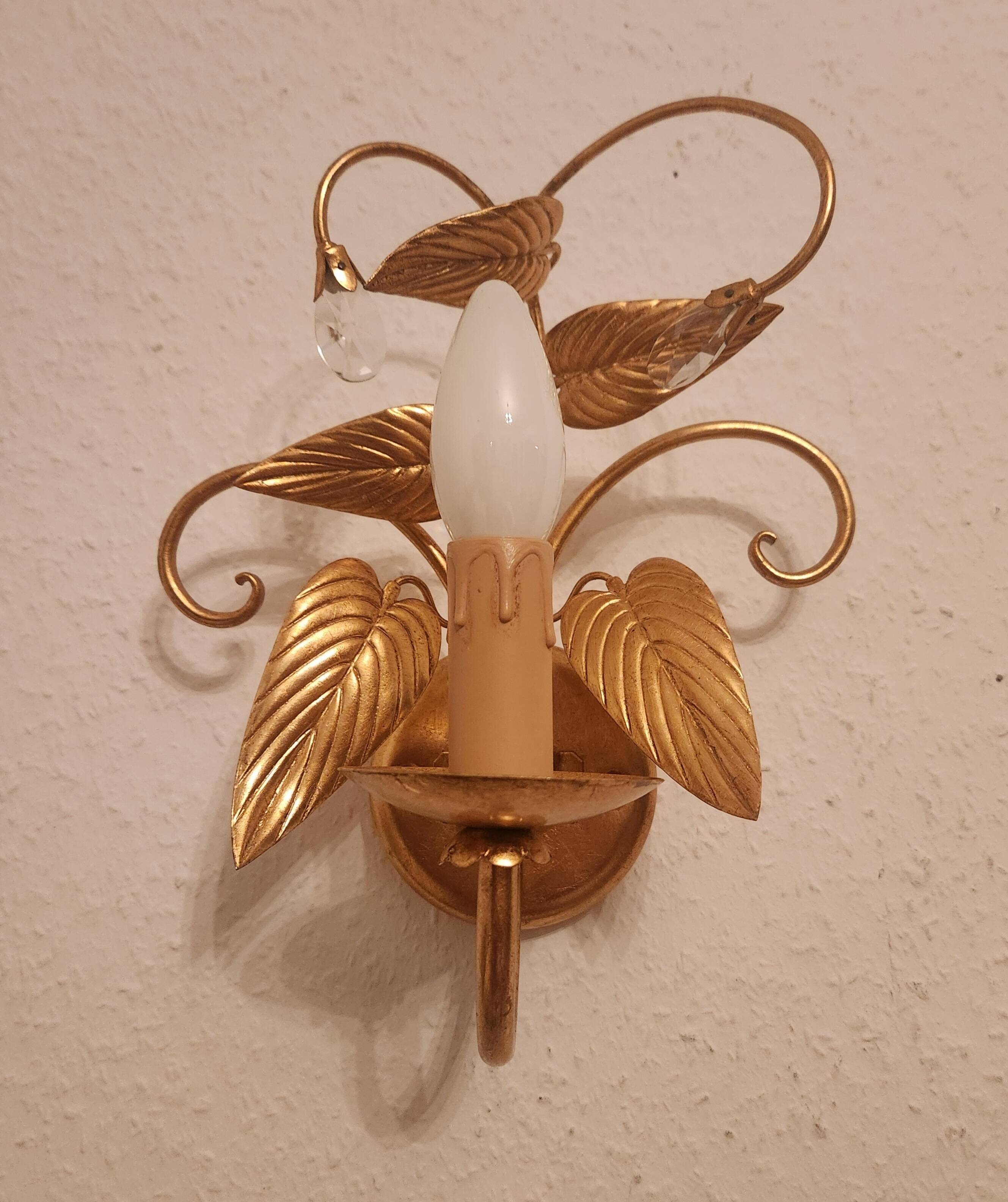 Shabby Wandlampe vergoldet Blattgold Kristallelemente Hollywood Regency 70s