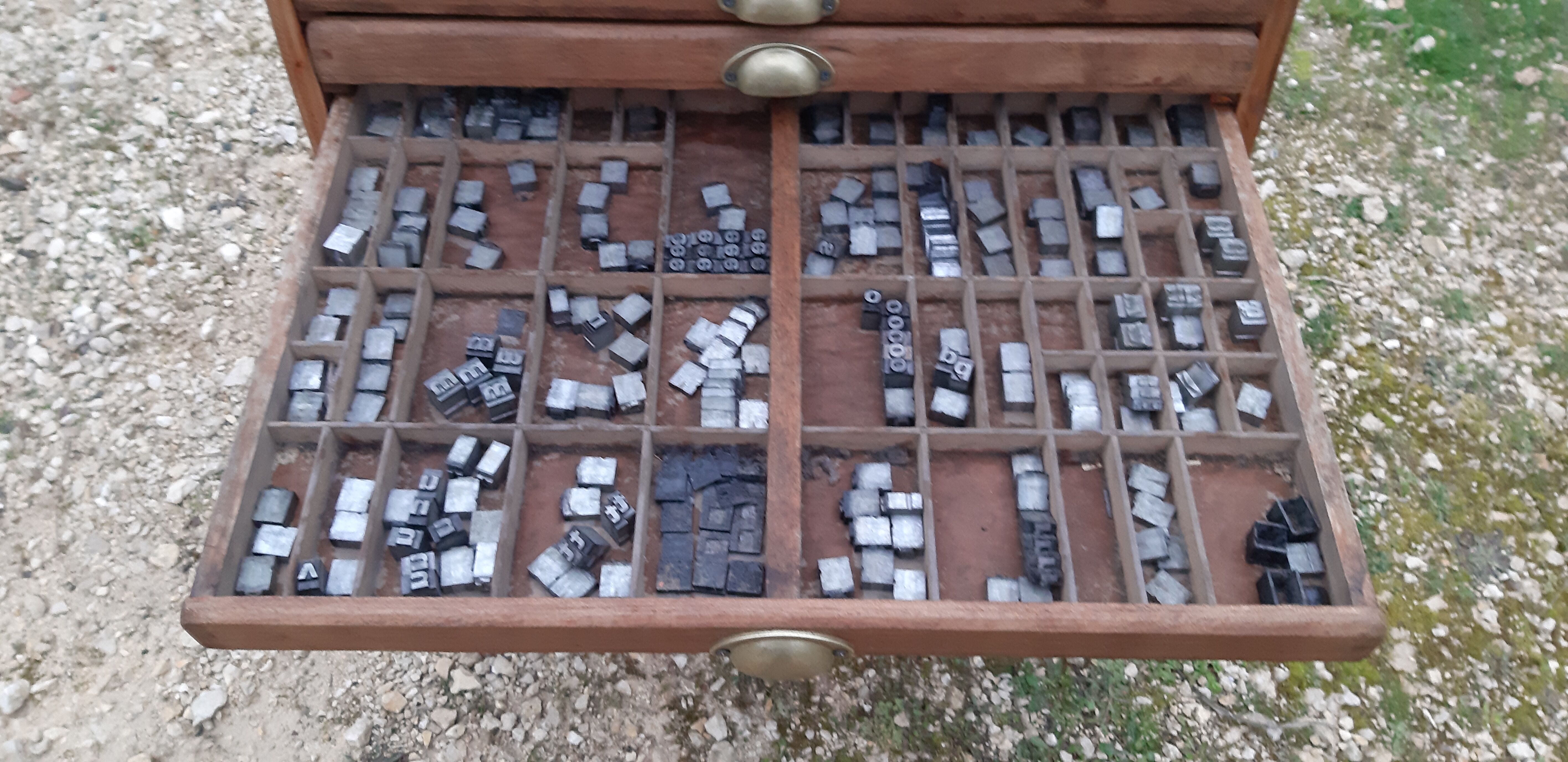 Printing cabinet 16 drawers with these lead letters