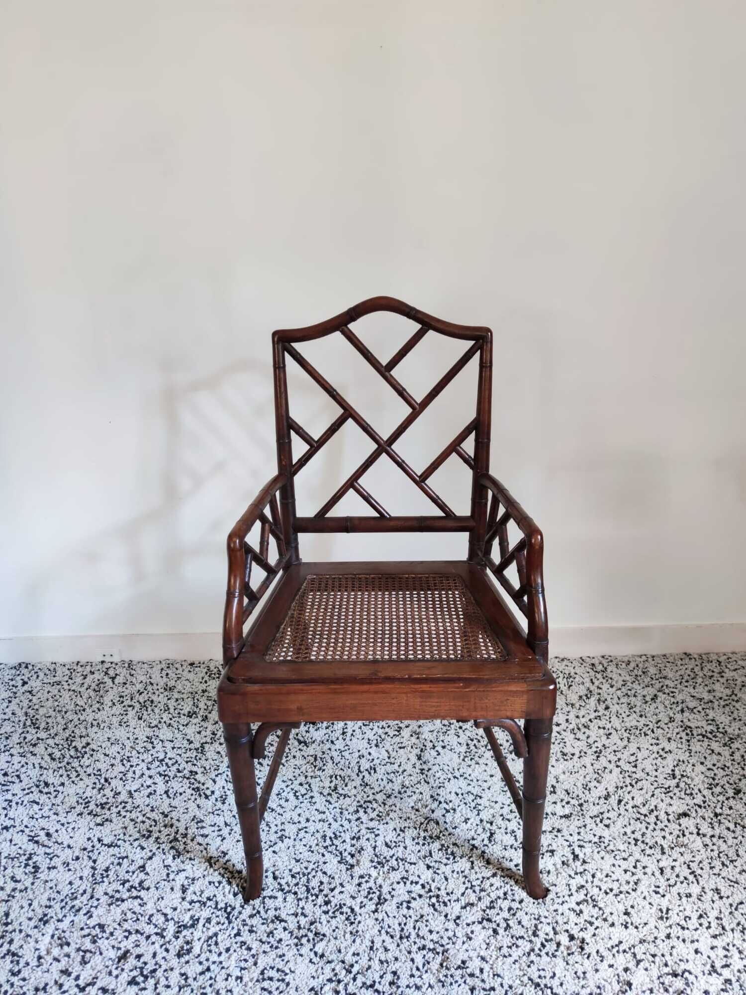Fauteuil asiatique canné en bois à l'imitation du bambou