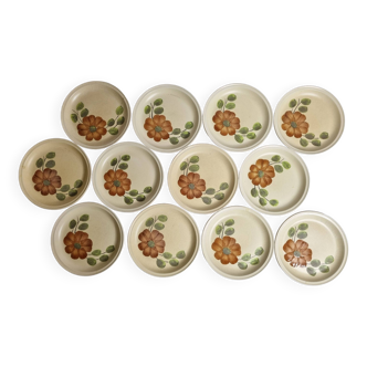 Ensemble de 12 assiettes à dessert à décor de fleurs, atelier d'art du Revernay, 20 cm