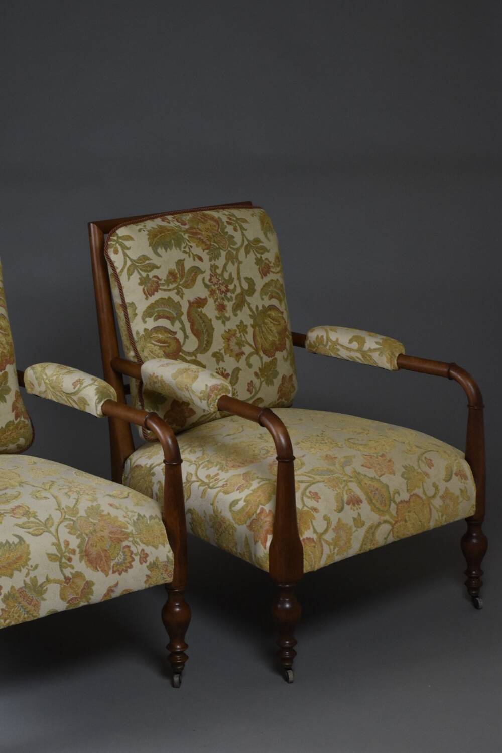 Paire de fauteuils édouardiens en hêtre, tissu vintage