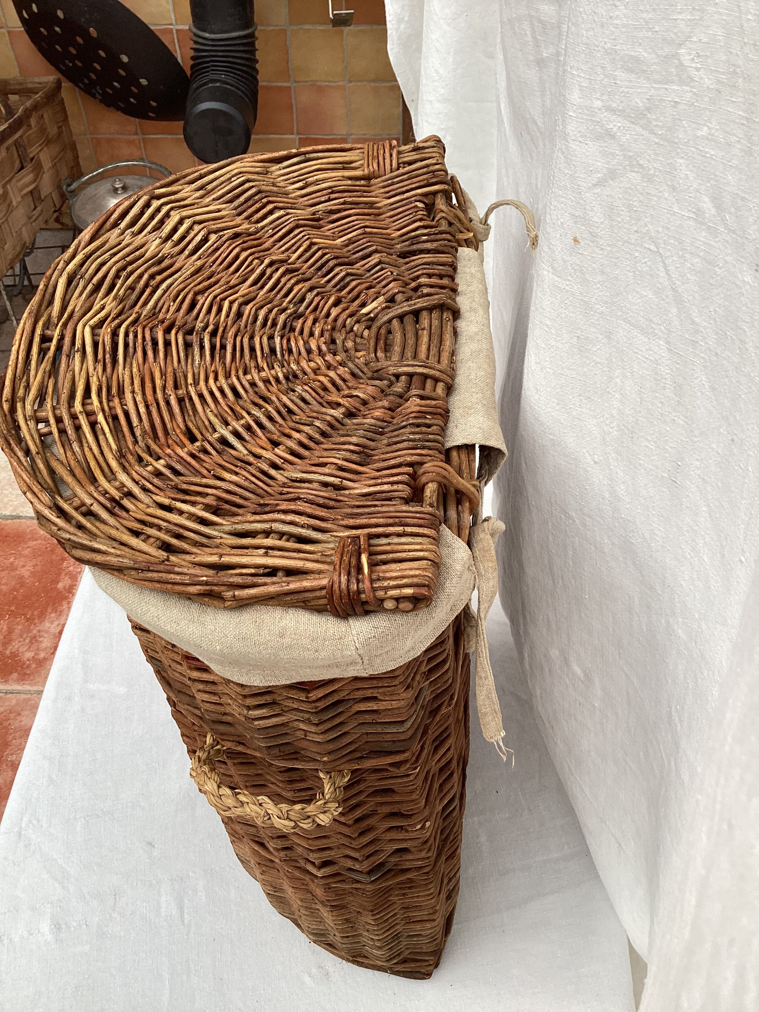 Vintage wicker laundry basket dimension: height -48cm- width -36cm- depth -23cm-