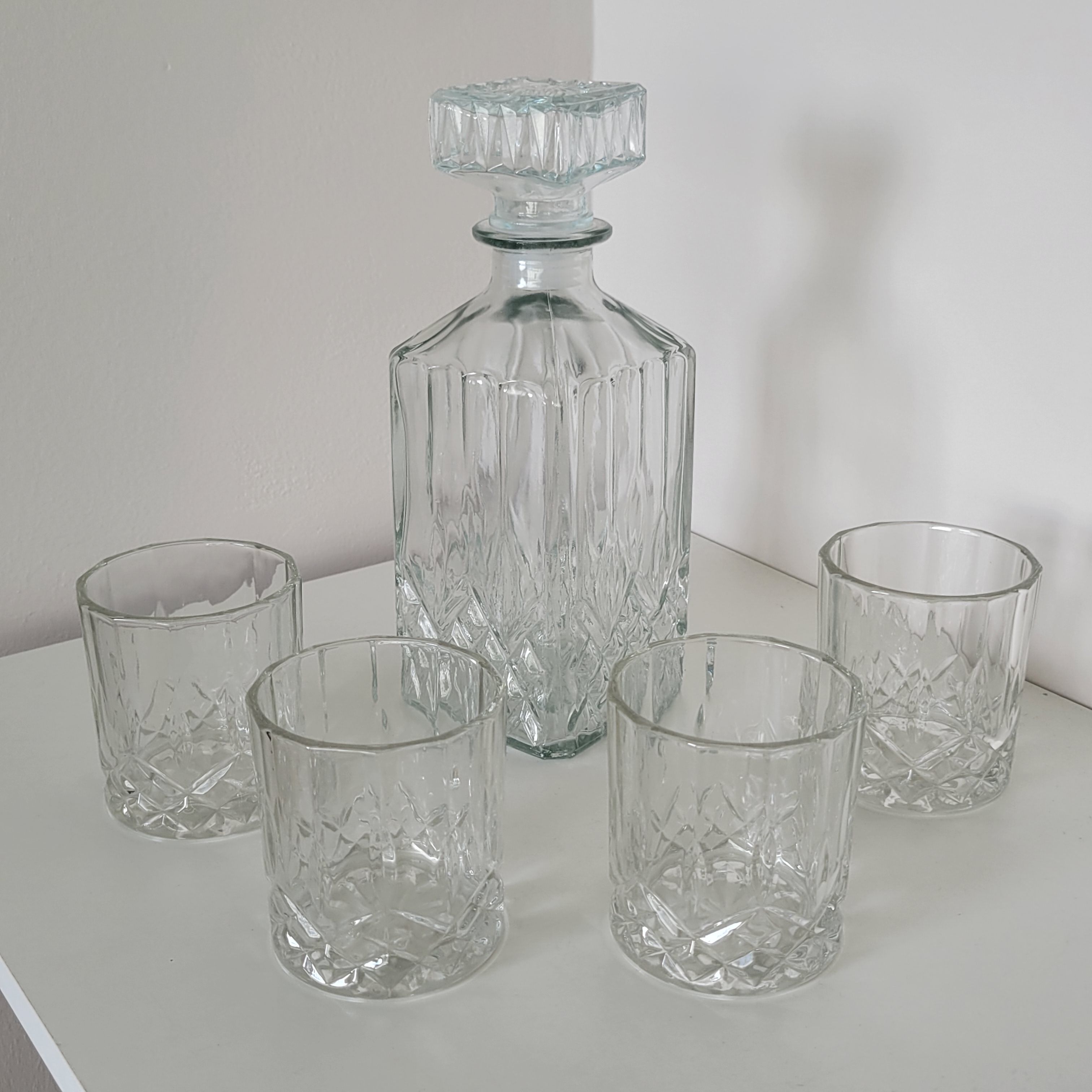 Whisky decanter 900 ml and 4 glasses 230 ml