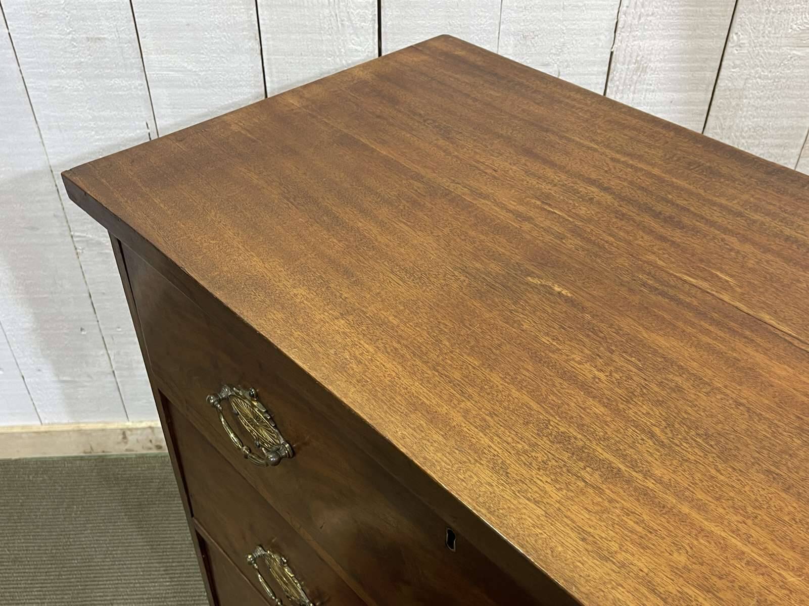 English commode with 3 drawers from the 19th century in mahogany.
