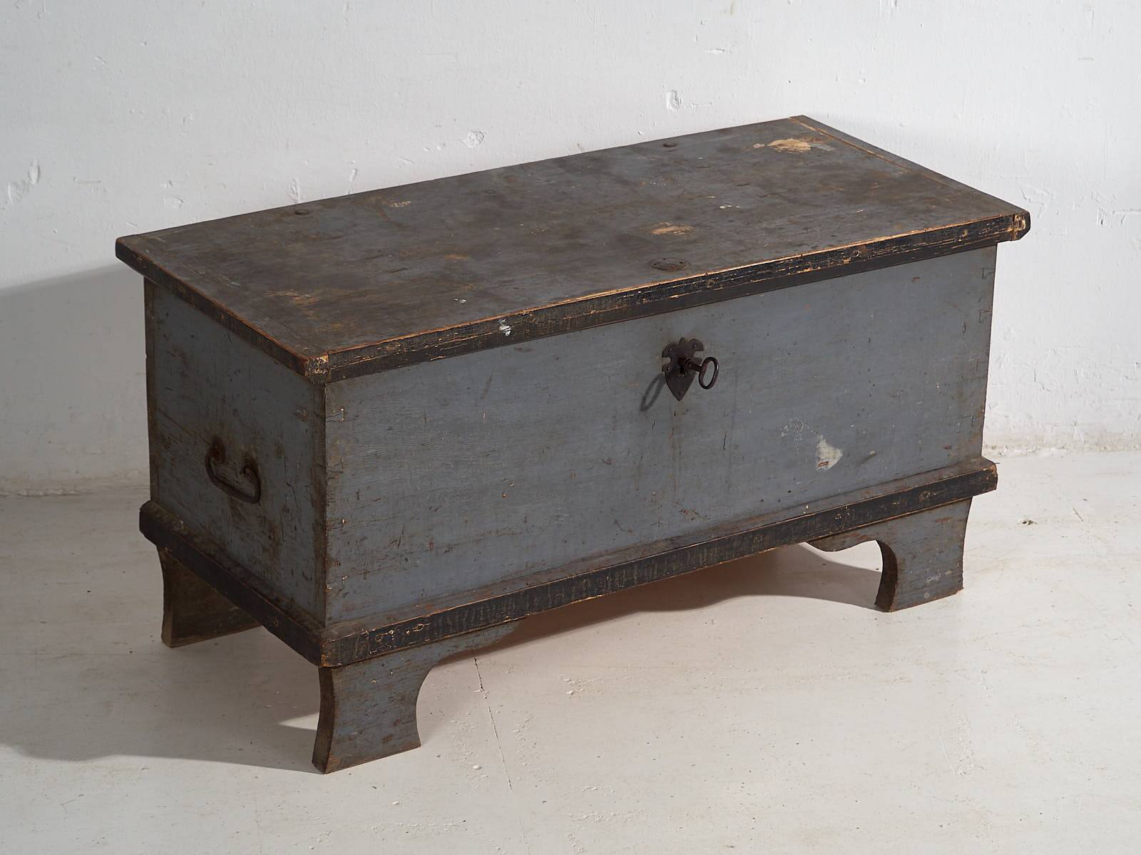 Antique wooden trunk with original lock (c.1900) #16