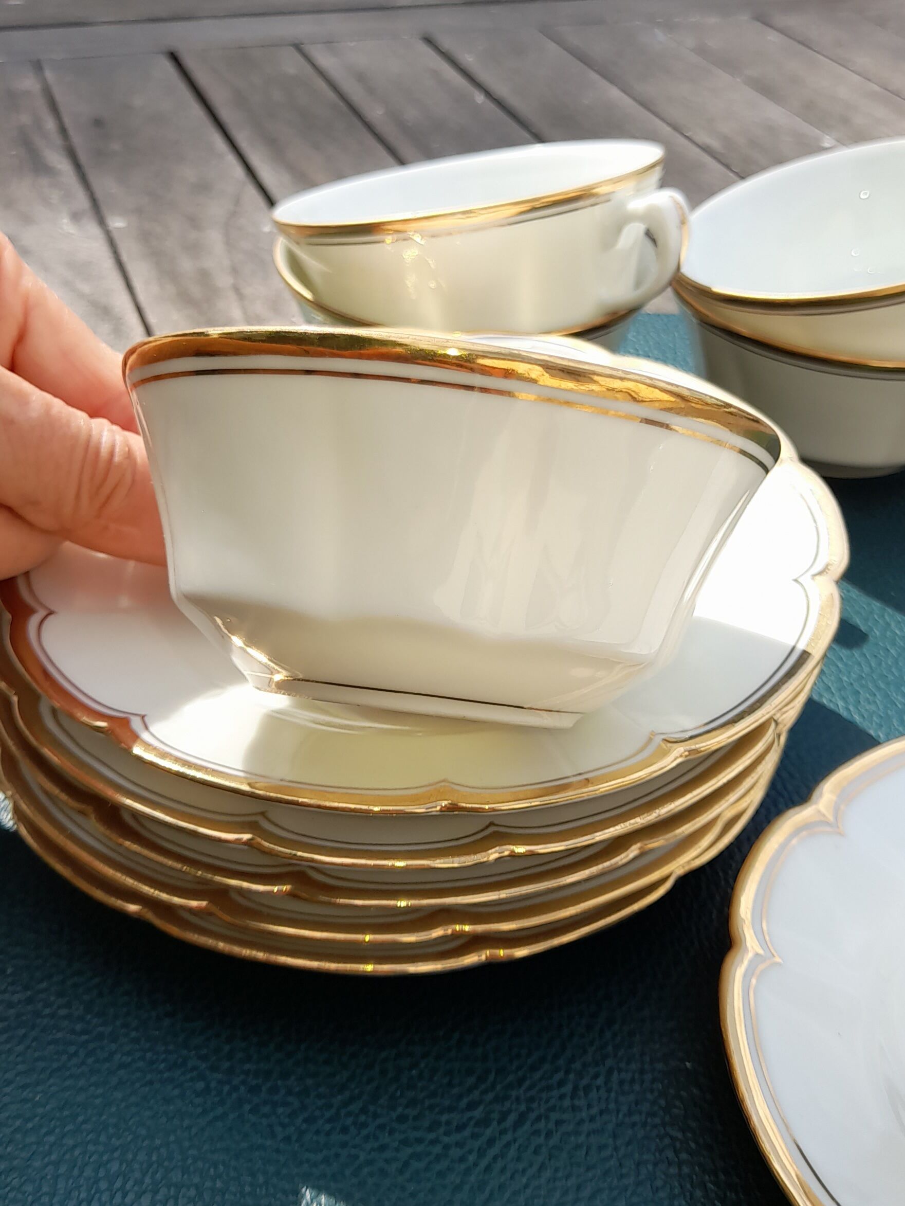 Tasses et sous-tasses en véritable porcelaine de limoges, blanche liseré doré, vintage