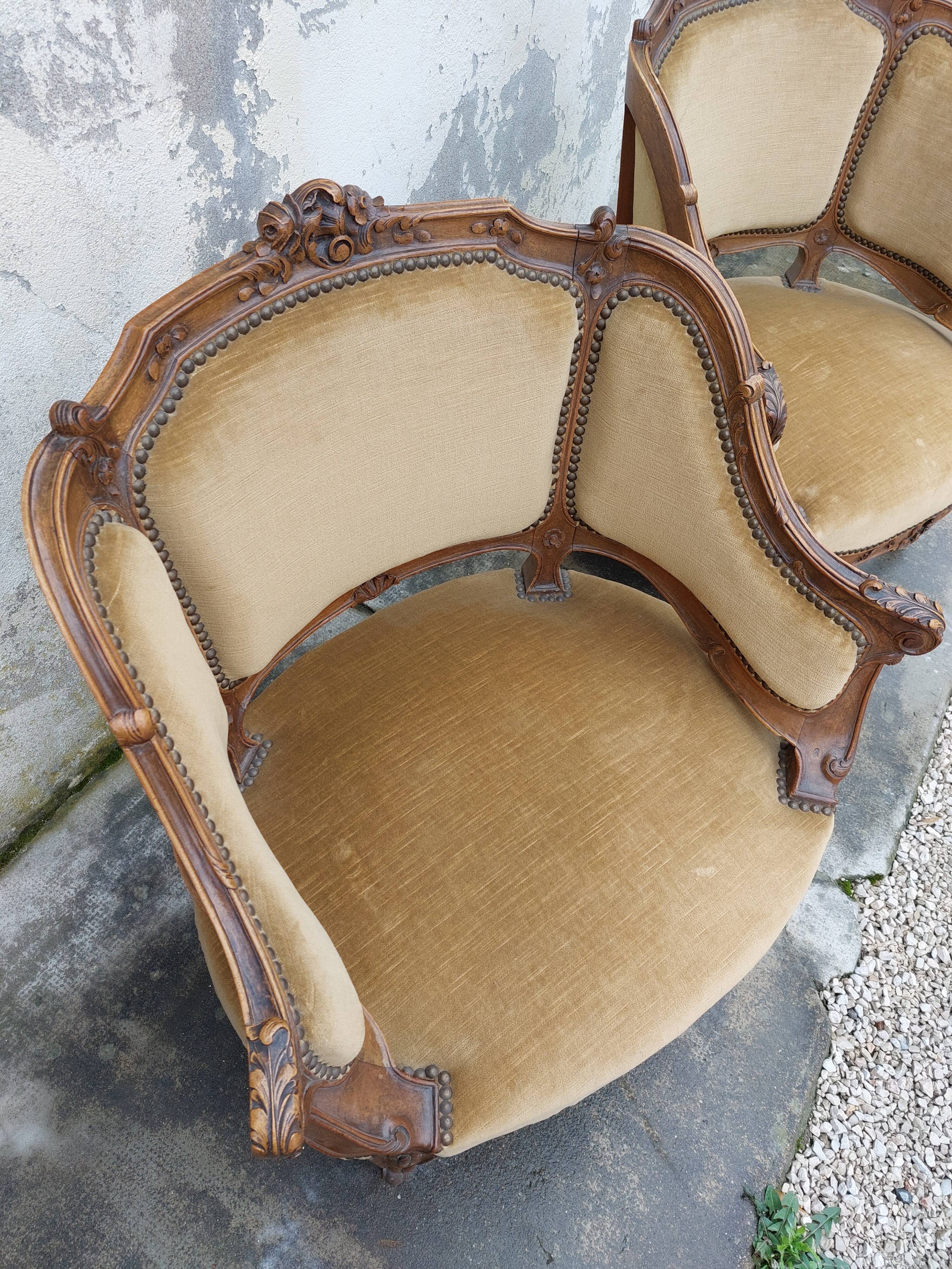 Paire de fauteuils corbeille louis XV en Noyer sculpté