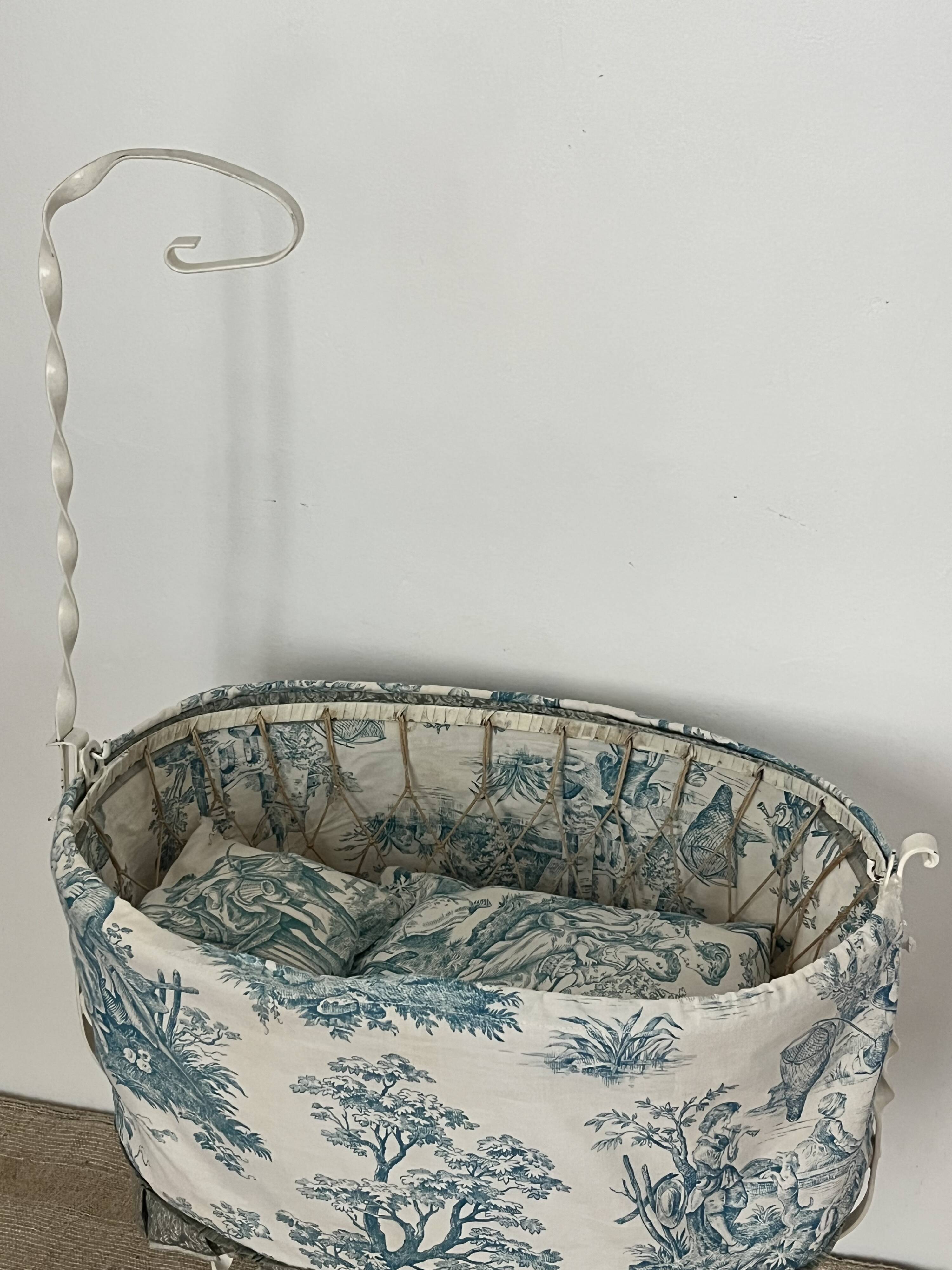 Jouet ancien, berceau de poupée, décor toile de jouy
