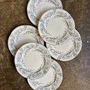 6 assiettes à dessert Longwy en terre de fer blanche et grise, service "Saint Cloud"