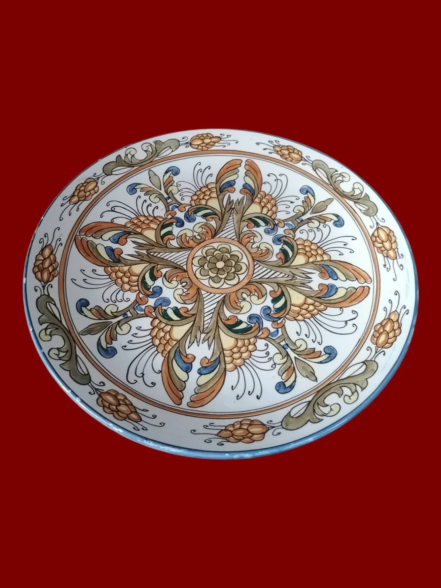 Grand plat rond en faience d'ibiza.