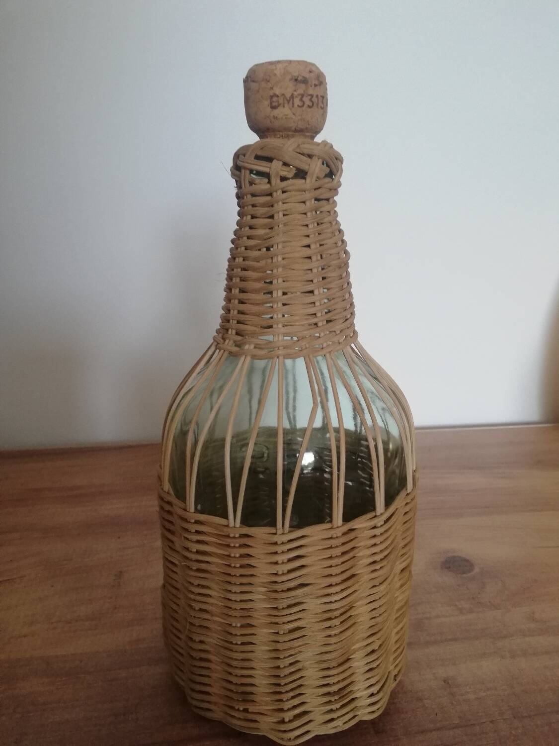 Bouteille habillée d'osier tressé