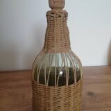 Bouteille habillée d'osier tressé