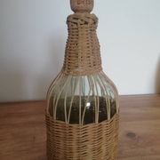 Bouteille habillée d'osier tressé