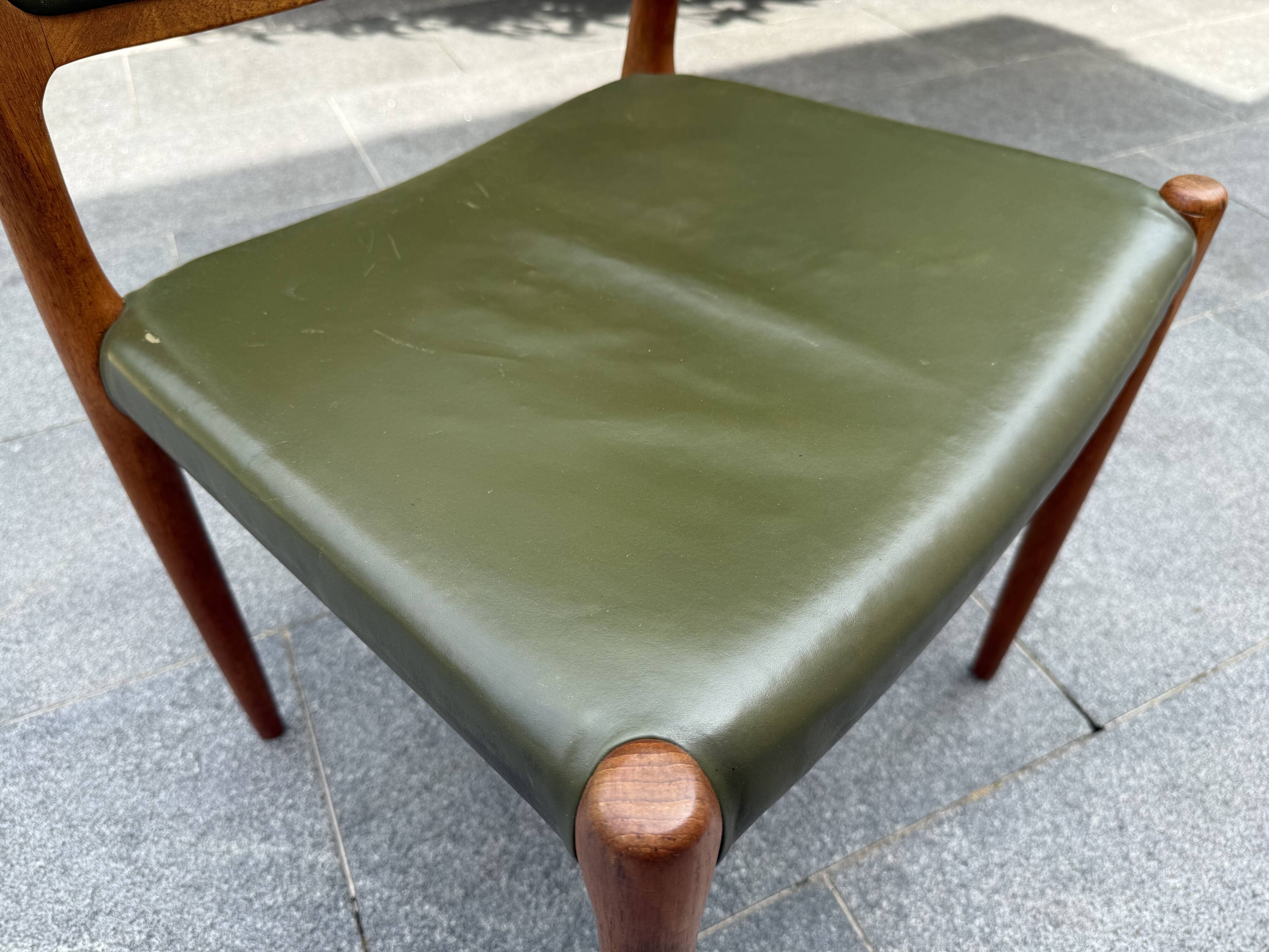 Lot de 6 chaises scandinave J.L. Møller Model 80 années 1960