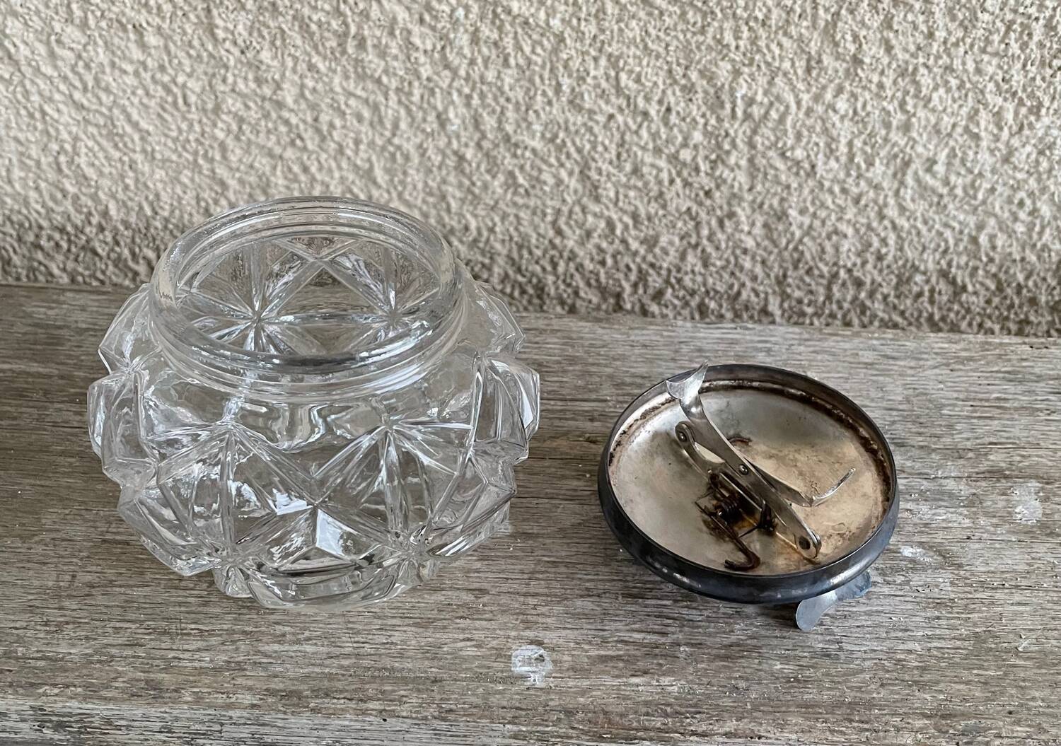 Pot à sucre ancienne avec pince à sucre intégrée