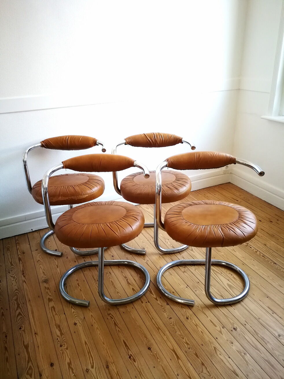 Suite de 4 chaises Giotto Stoppino cognac