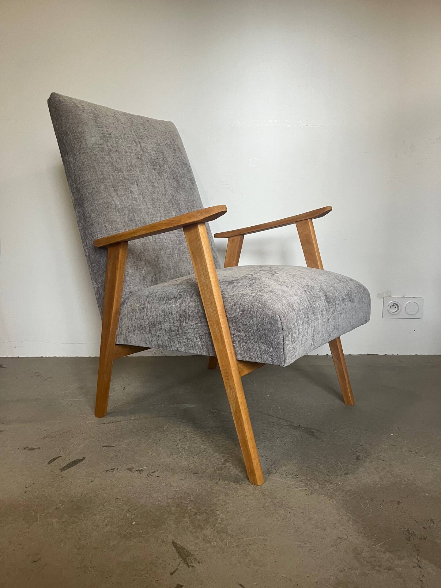 Fauteuil vintage retapissé en gris clair