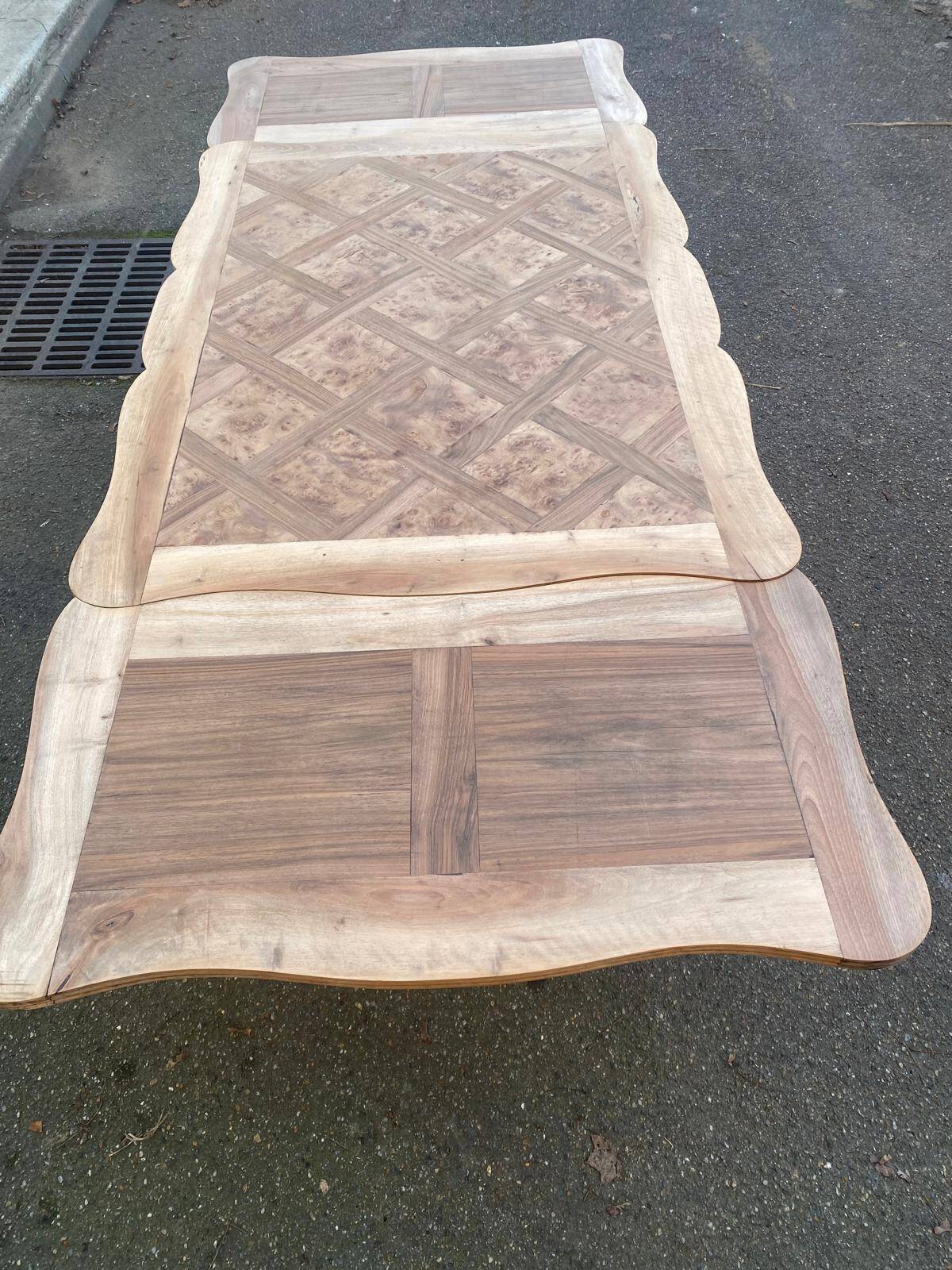 Louis XV extendable dining table, renovated, walnut, 250cm, 18th century.