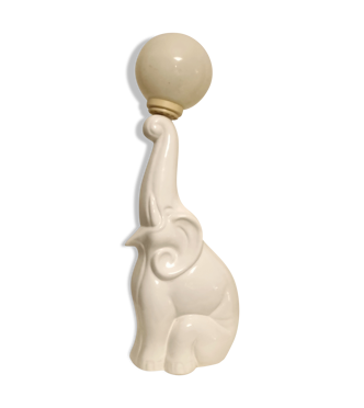 Lampe de table en céramique blanche, éléphant tenant une boule allumée