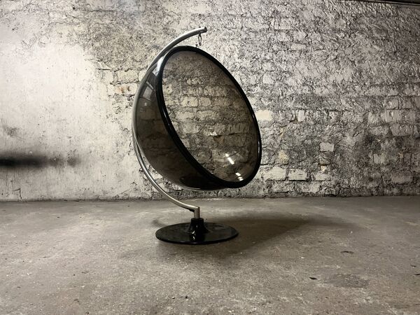 Fauteuil oeuf suspendu en plexiglas fumé, design 1970