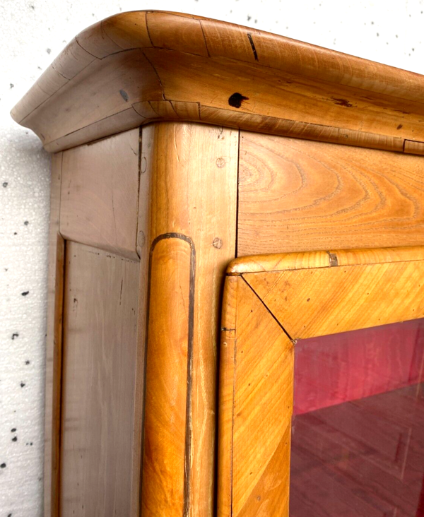 Vitrine de style Louis XV en bois de merisier et placage XIX siècle