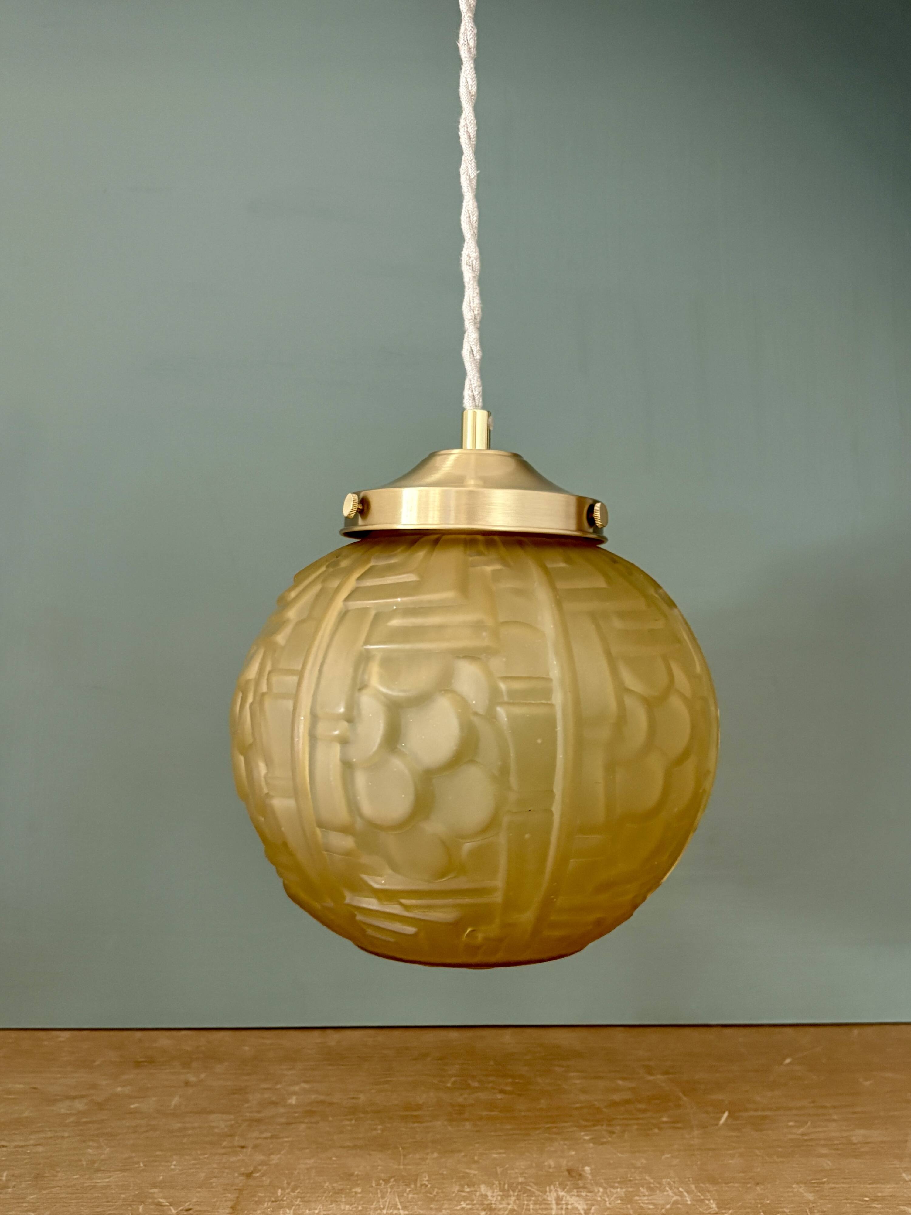 Suspension globe vintage art déco en verre dépoli jaune