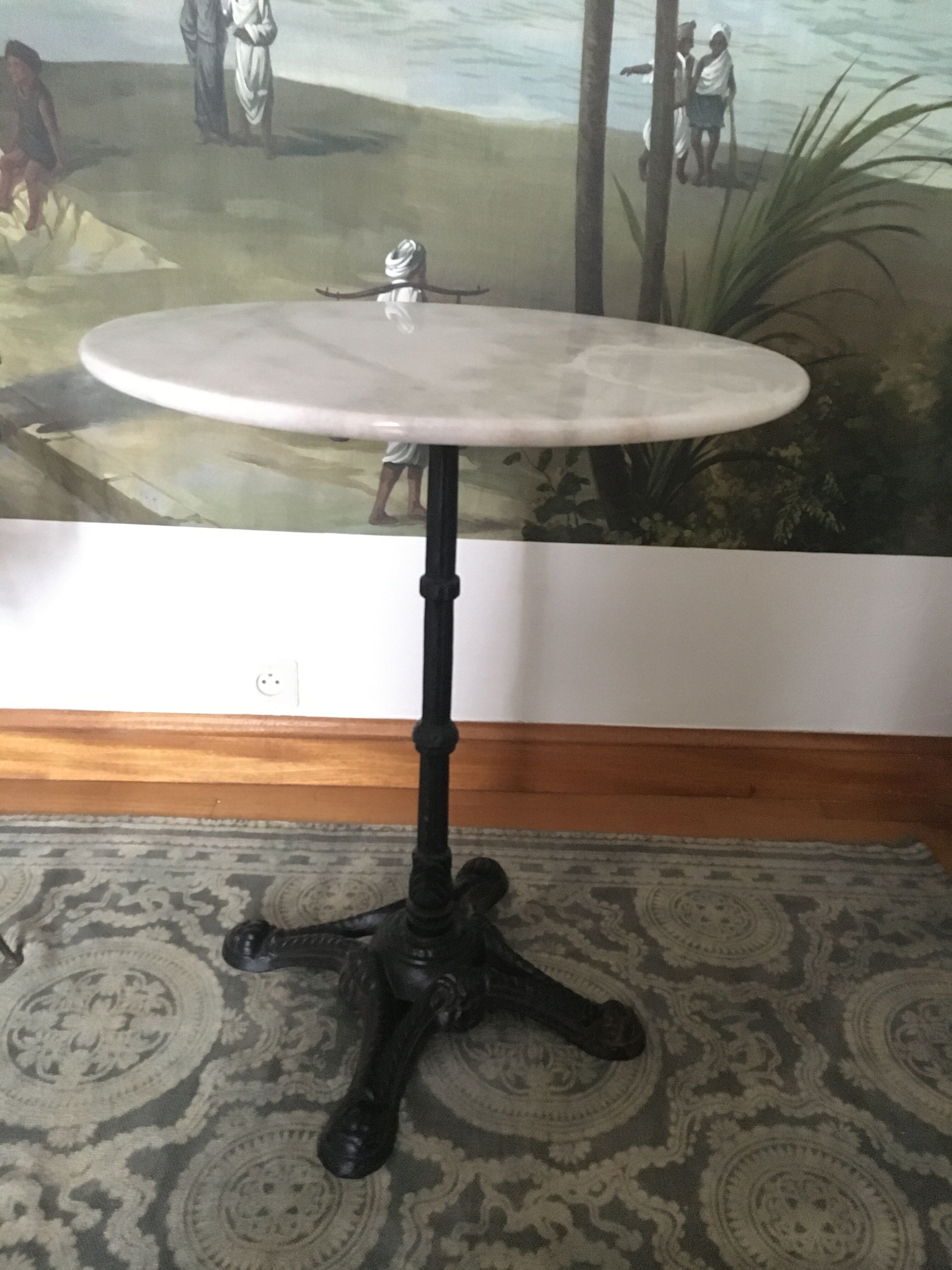 Bistro table in white marble and cast iron