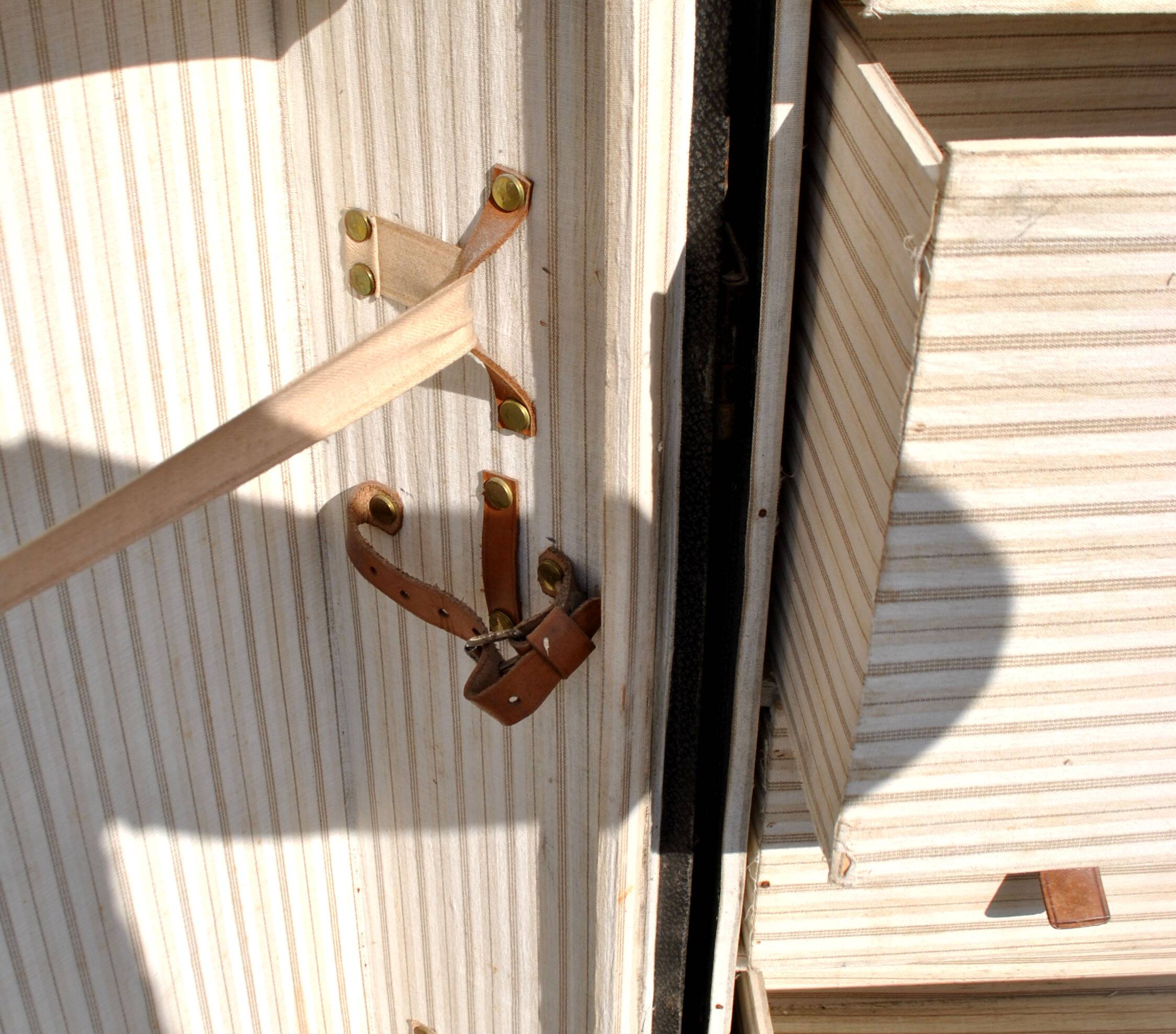 Malle cabine Wardrobe ancienne 1920 Coffre armoire Transatlantique Dressing