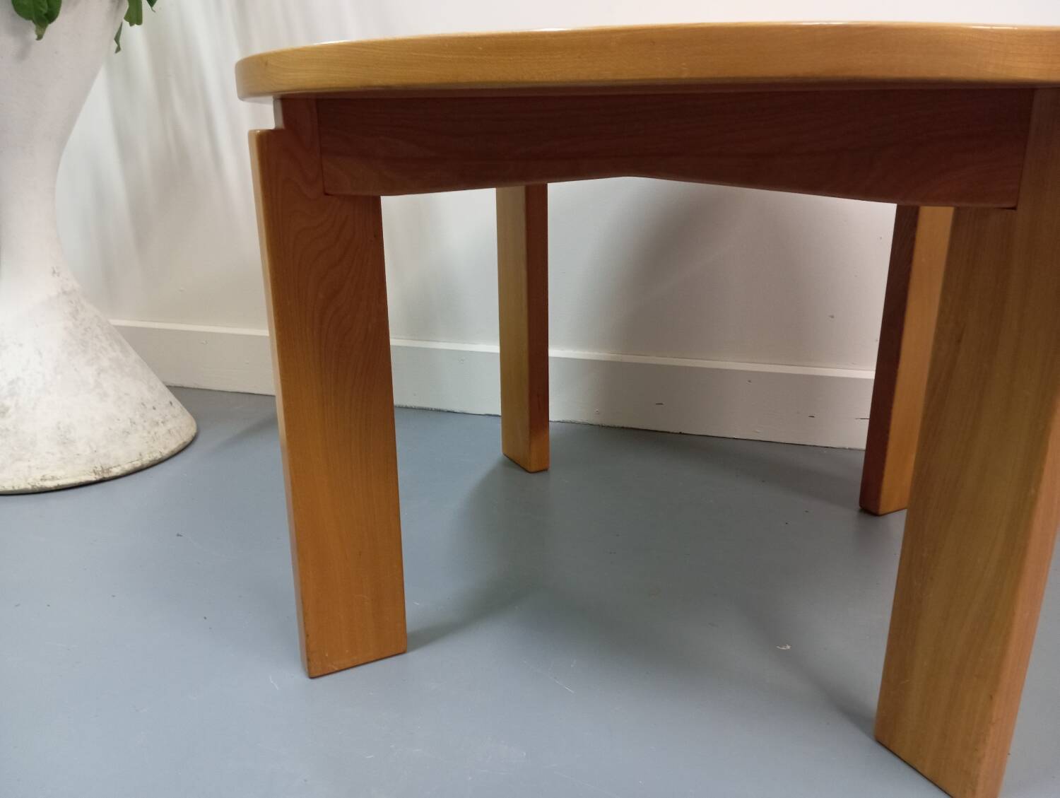 Maison Regain round/oval table in Elm