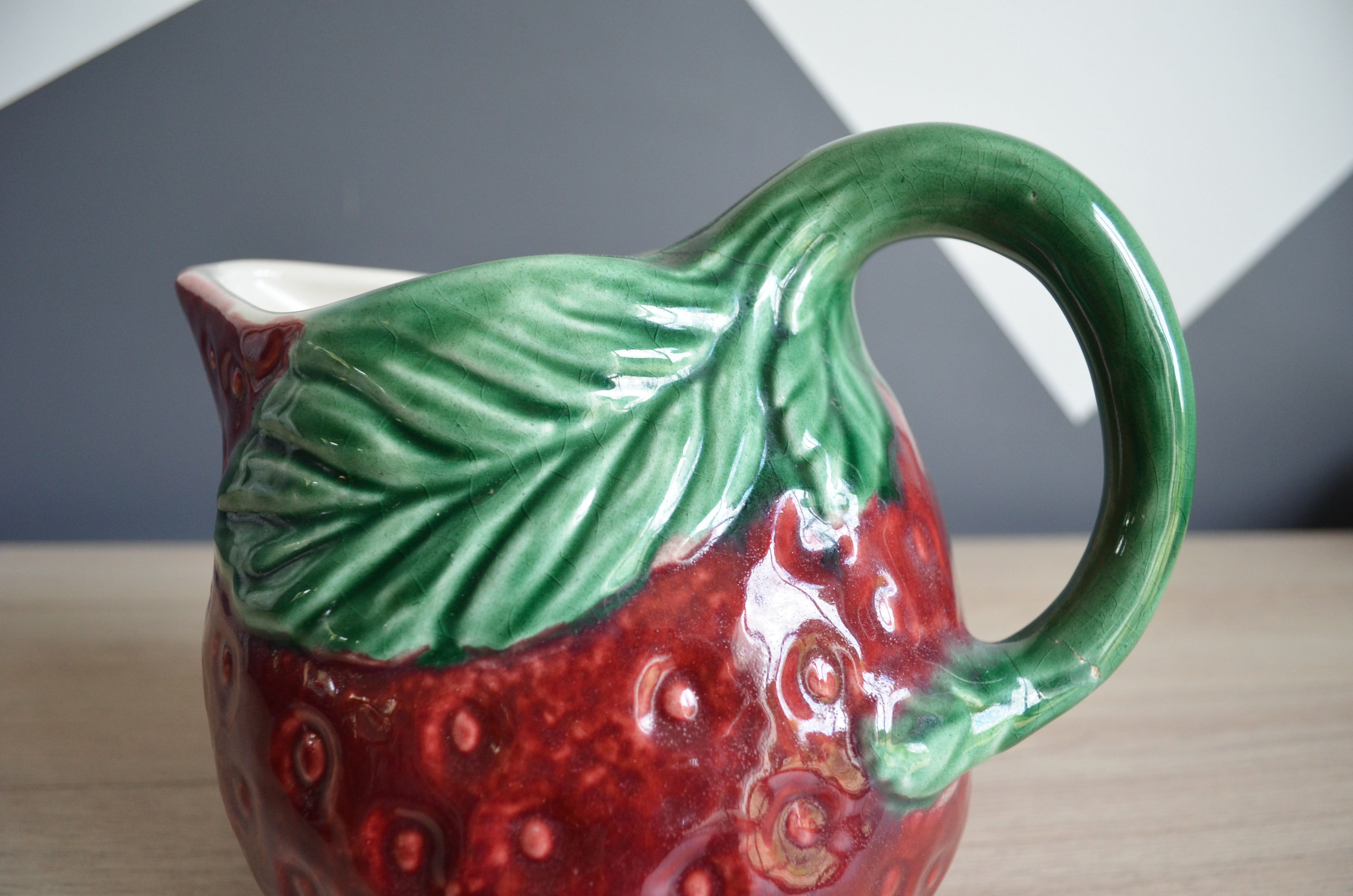 Strawberry-shaped slurry jug