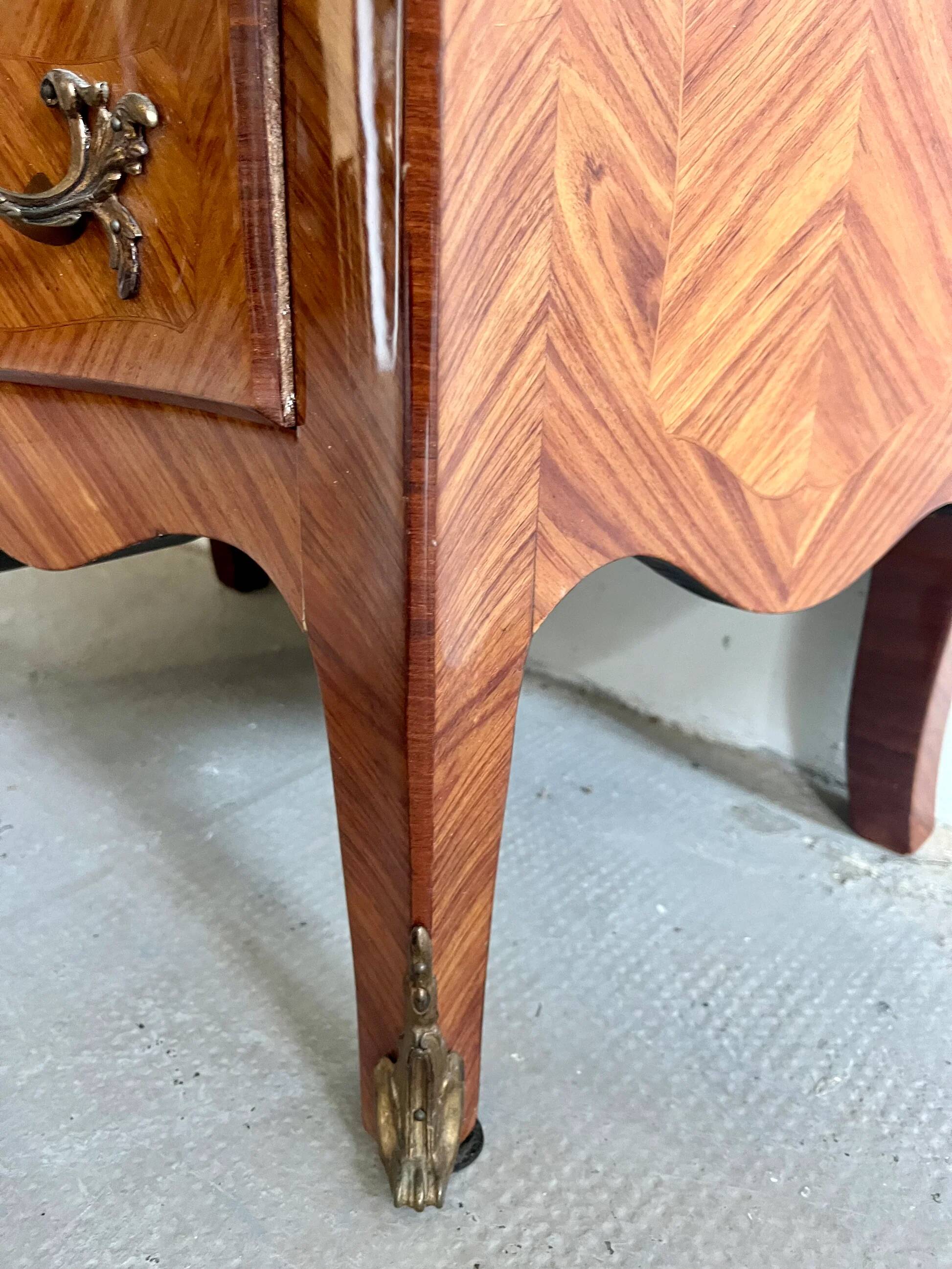Chiffonnier Louis XV en bois et marbre