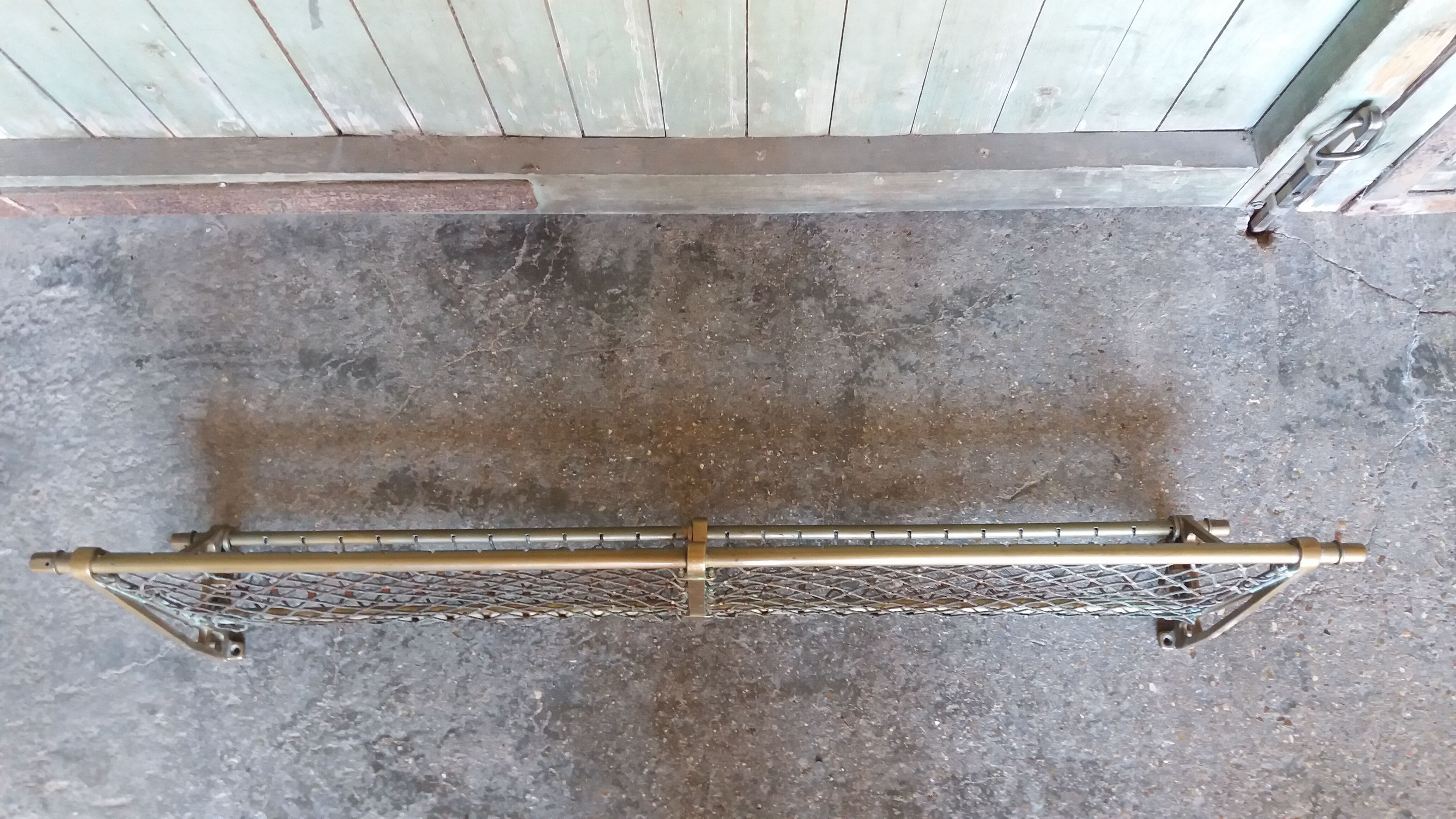 Shelf former luggage carrier