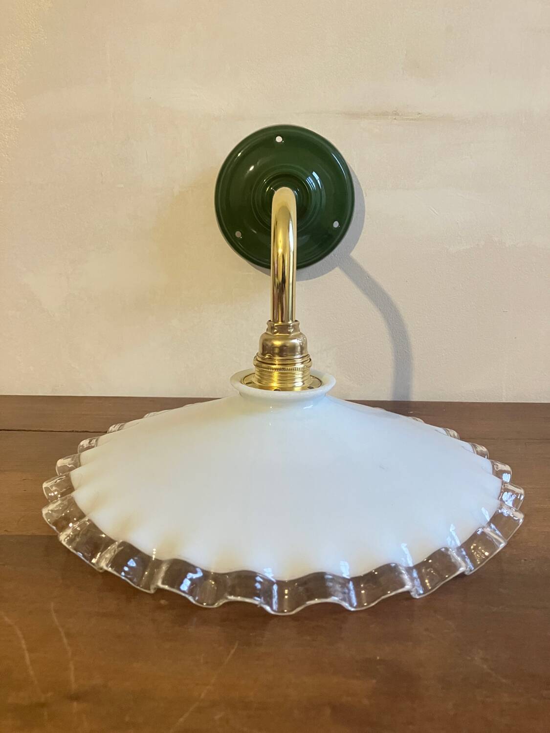 Serrated opaline wall lamp