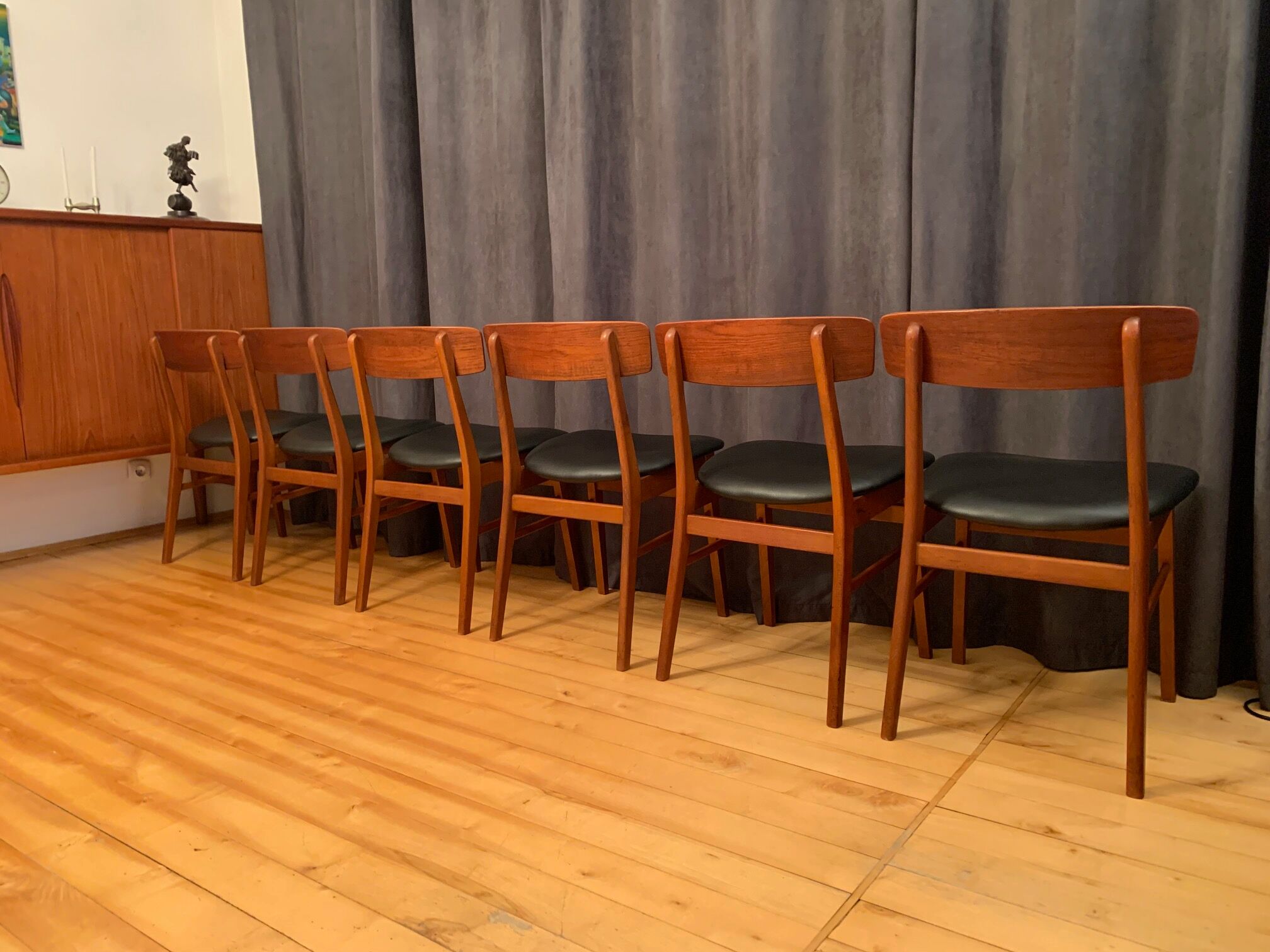 Ensemble de six chaises de style Børge Mogensen Farstrup, Danemark, années 1960.