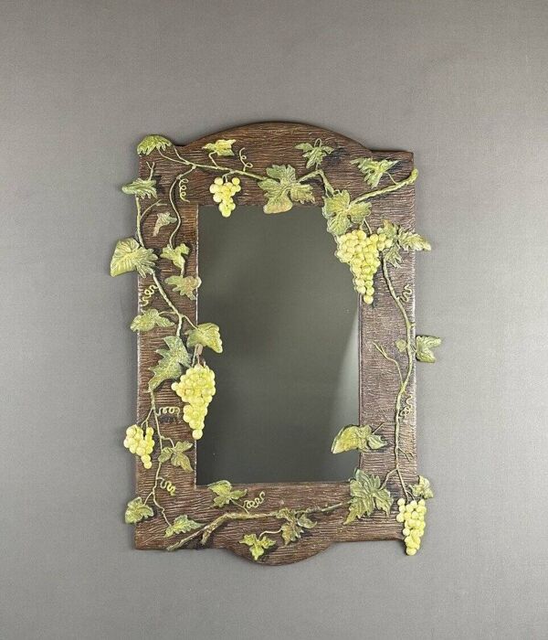 Miroir en bois sculpté à décor de vigne, XXème siècle