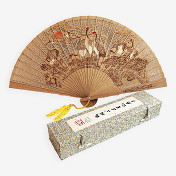 Artisanal hand fan in sandalwood, hand-painted decor with its case