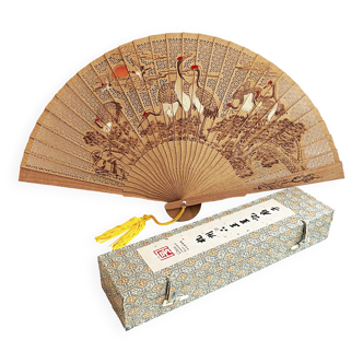Artisanal hand fan in sandalwood, hand-painted decor with its case
