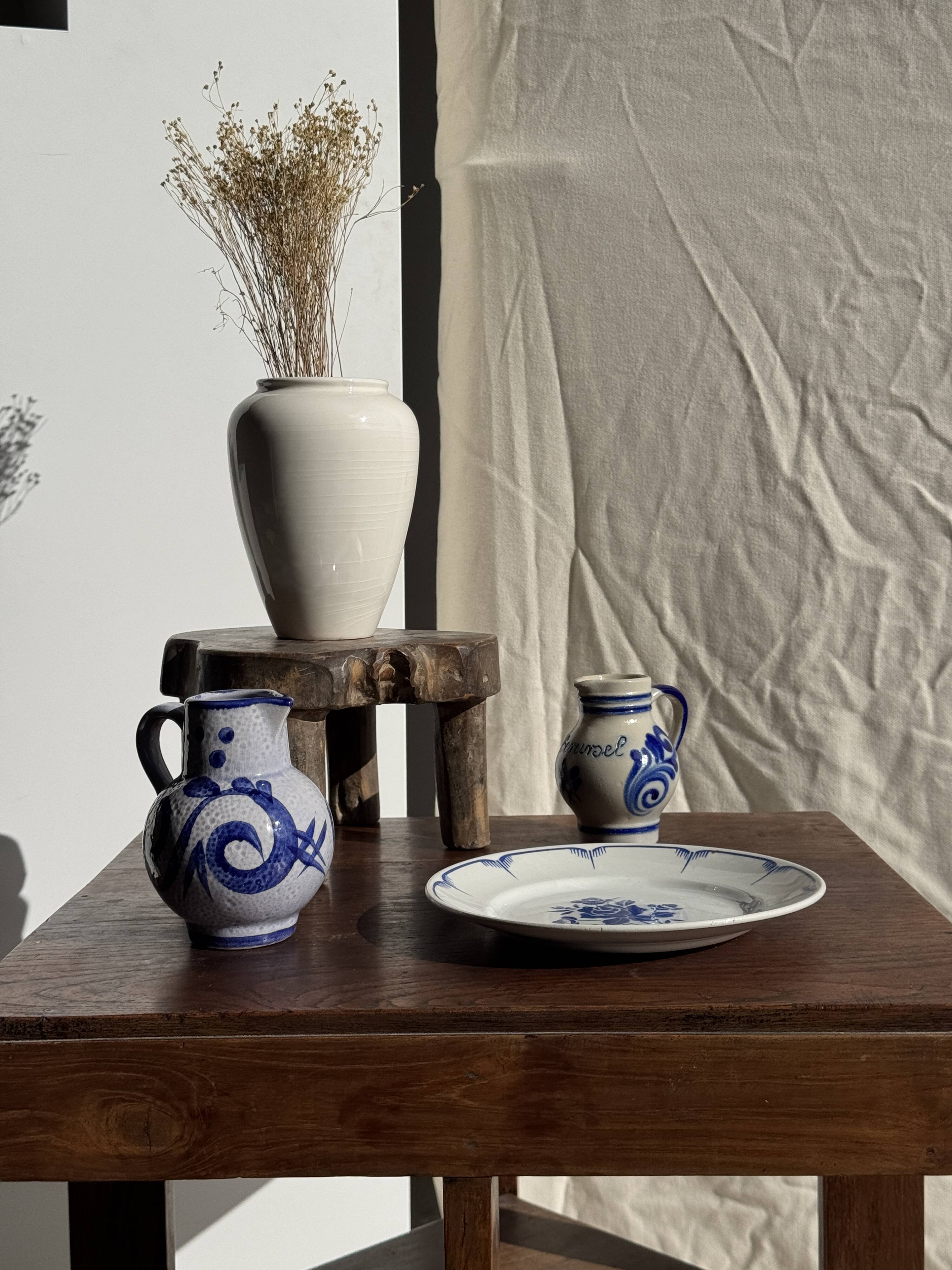 Decorative plate with blue flower pattern D25