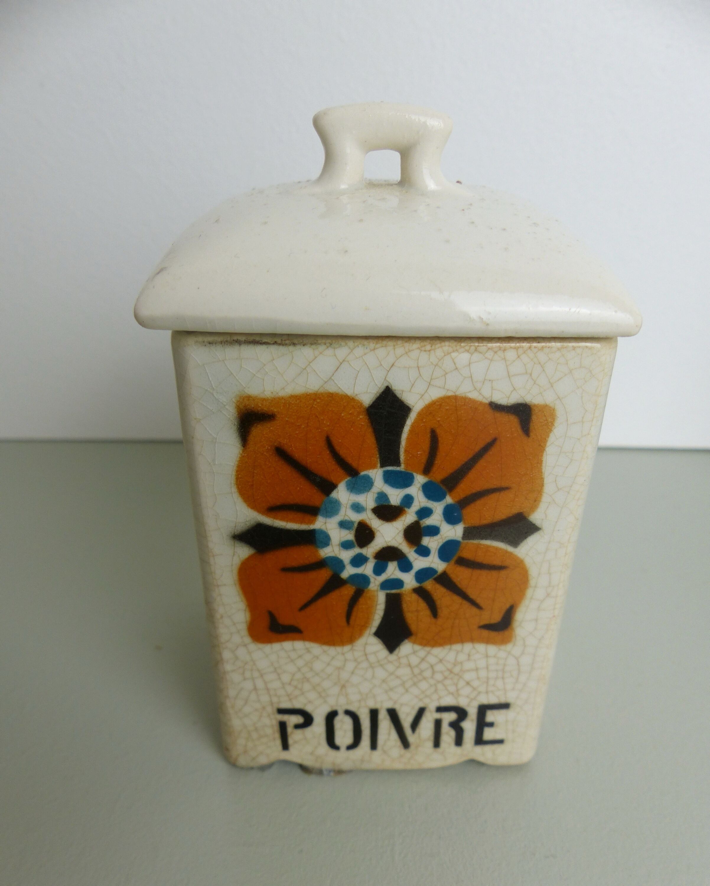 Ceramic spice pot
