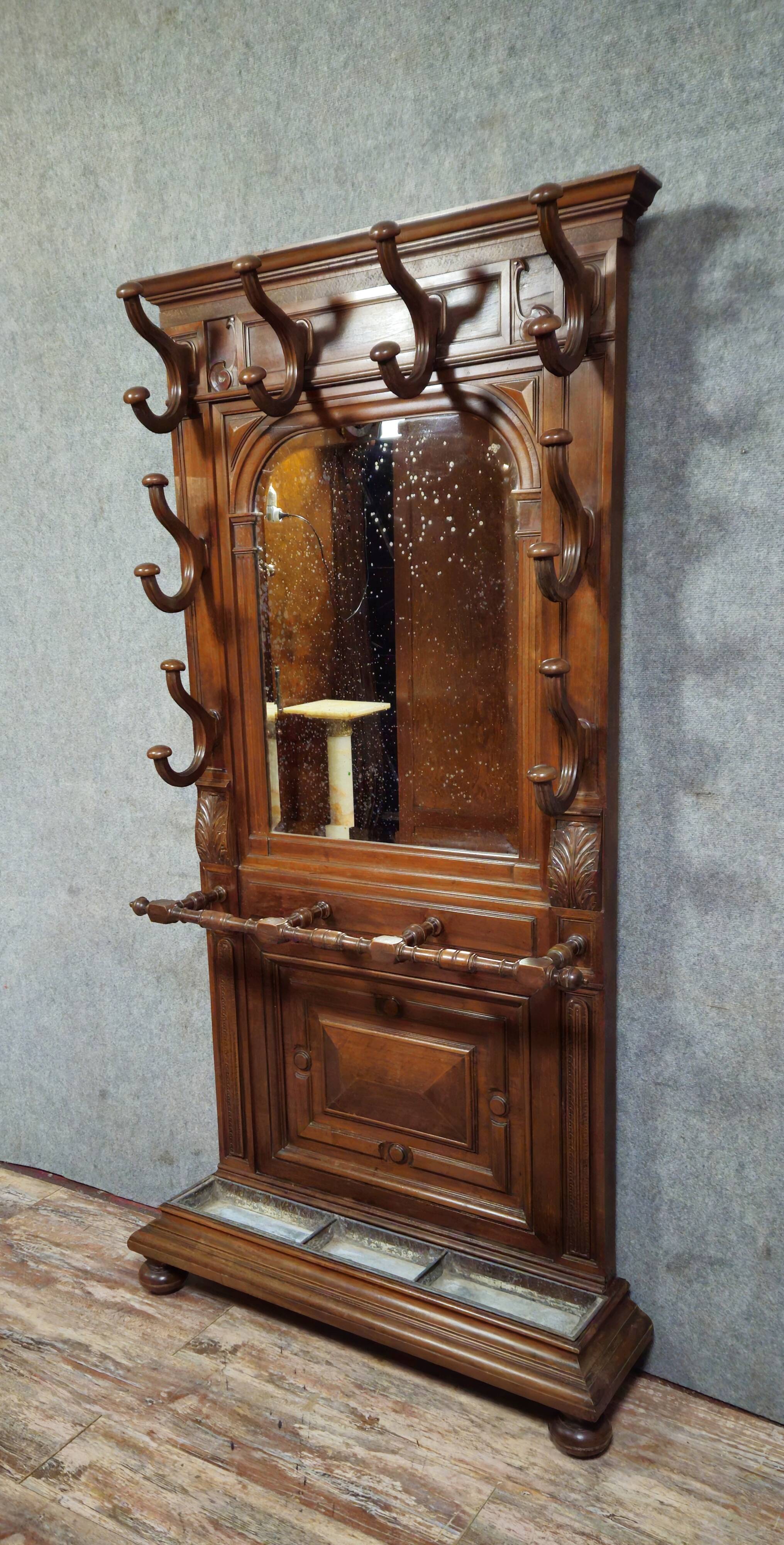 Coat rack - antique entrance furniture in walnut, dating from the late 19th century.