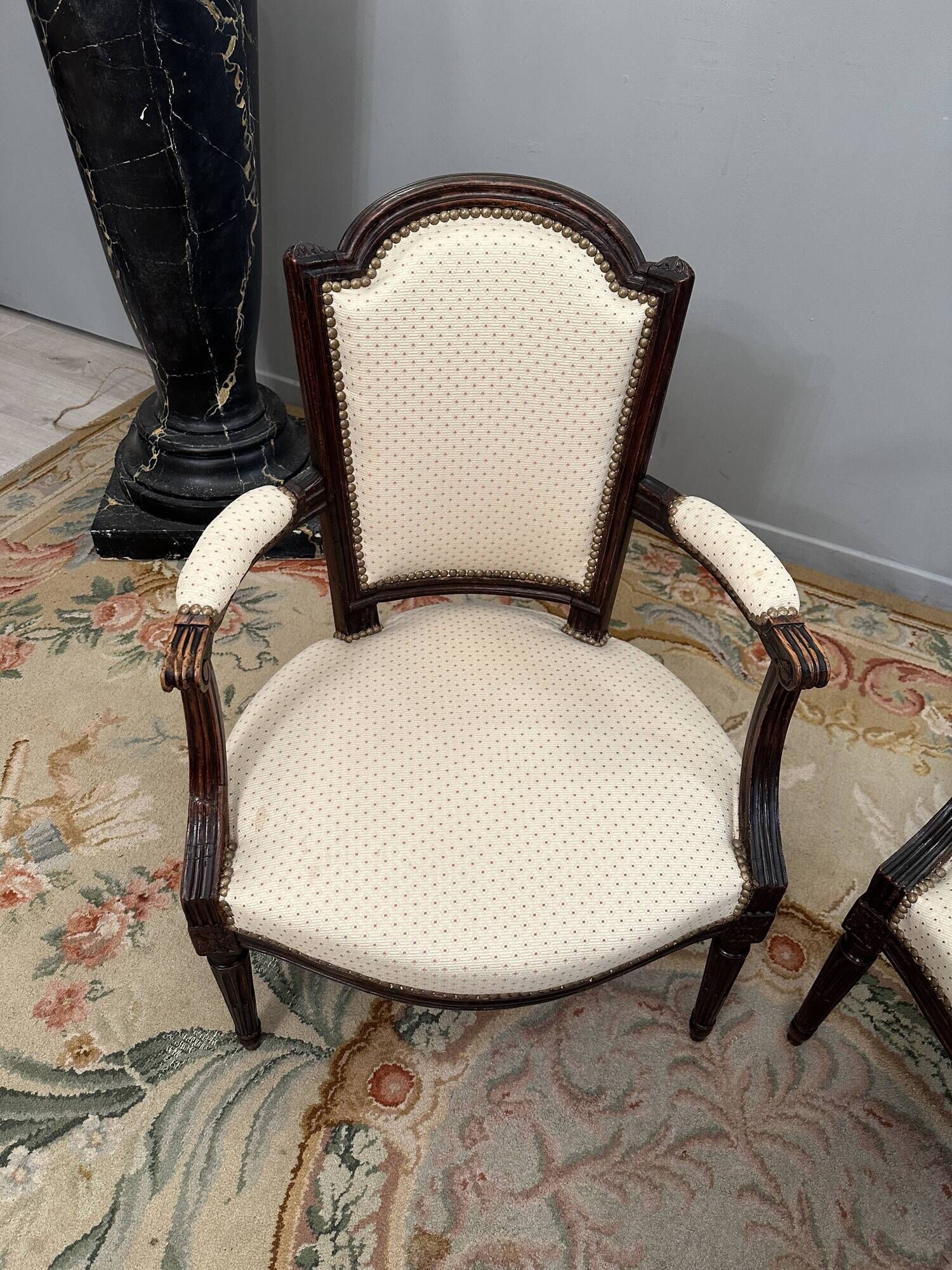 Paire de fauteuils en noyer d'epoque louis xvi vers 1770