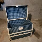 Trunk, old chest in wood and fabric