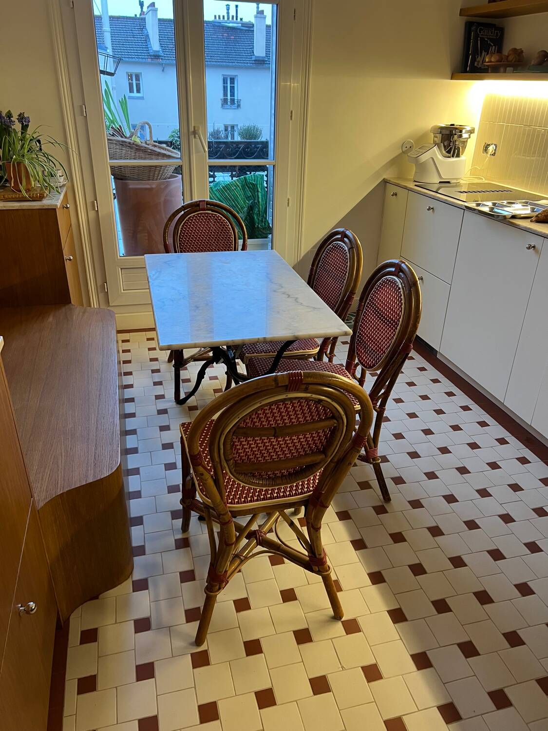Bistro table in white marble