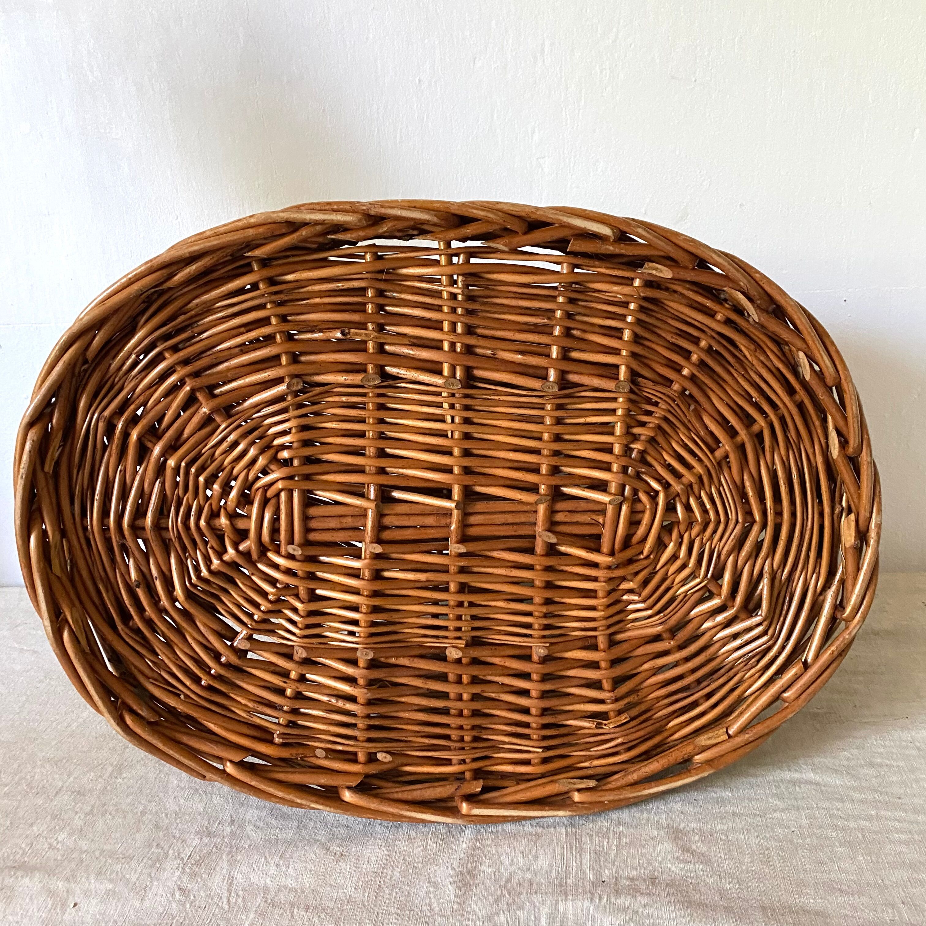 Basket for cat or dog in woven wicker